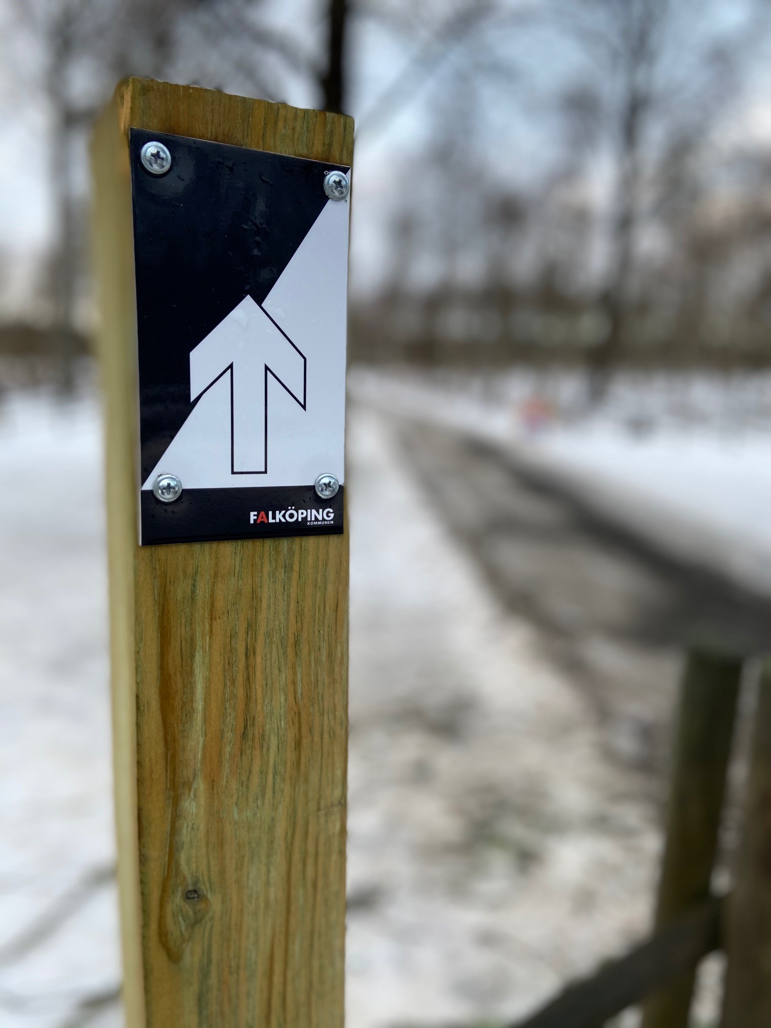 Post with black / white marking