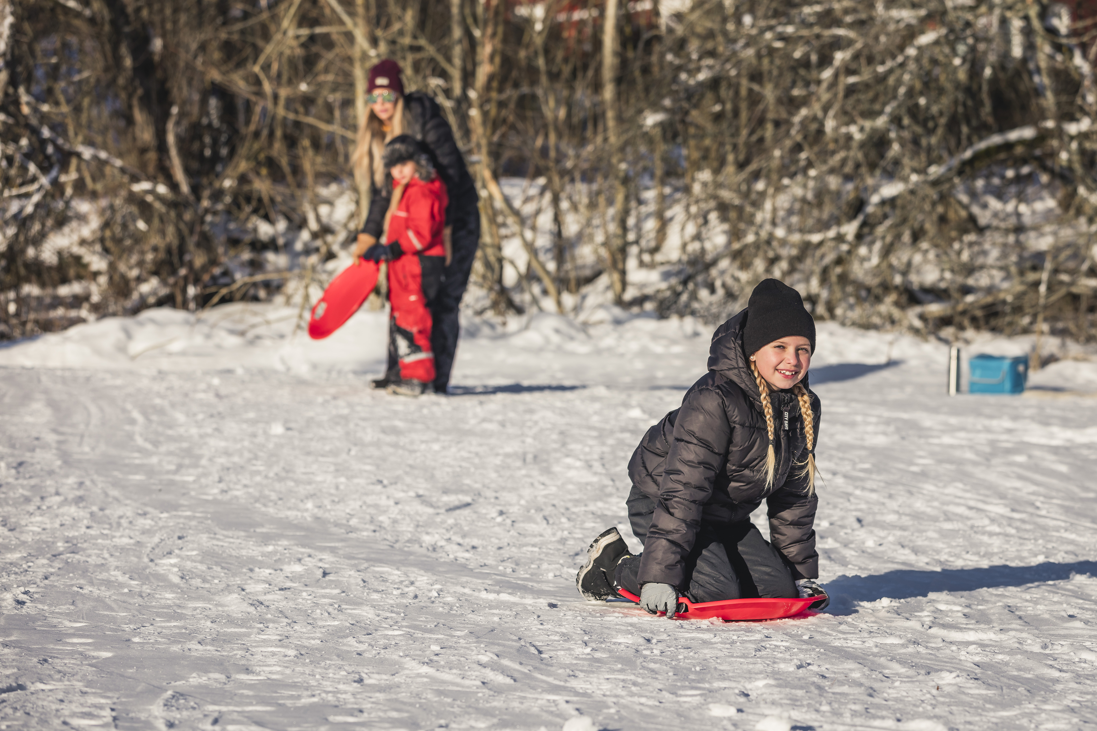 En flicka som åker på ett tefat.