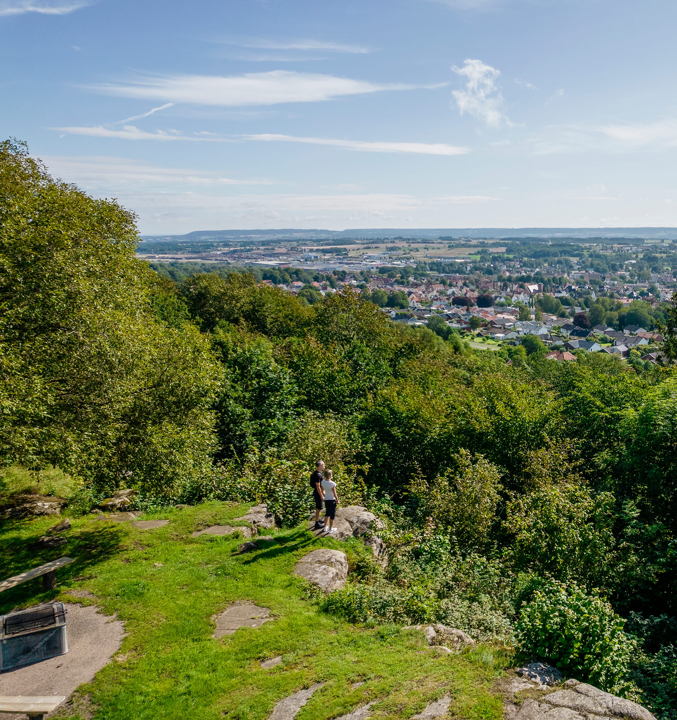 ett par som står och kikar på utsikten över Falköping.