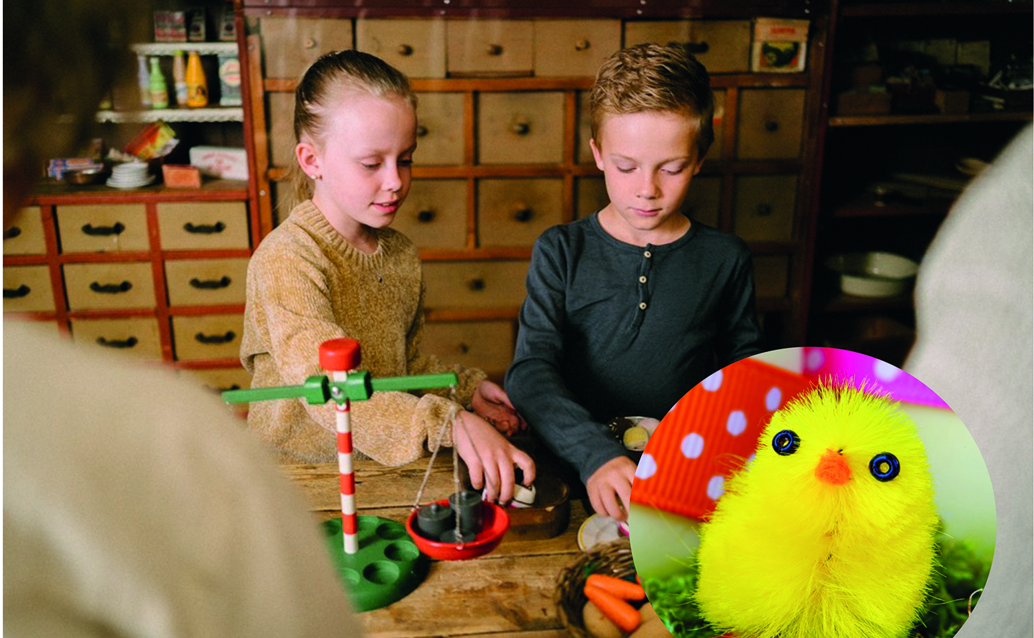 två barn leker i handelsboden på museet. En kycklingbild är inklippt, höger hörn