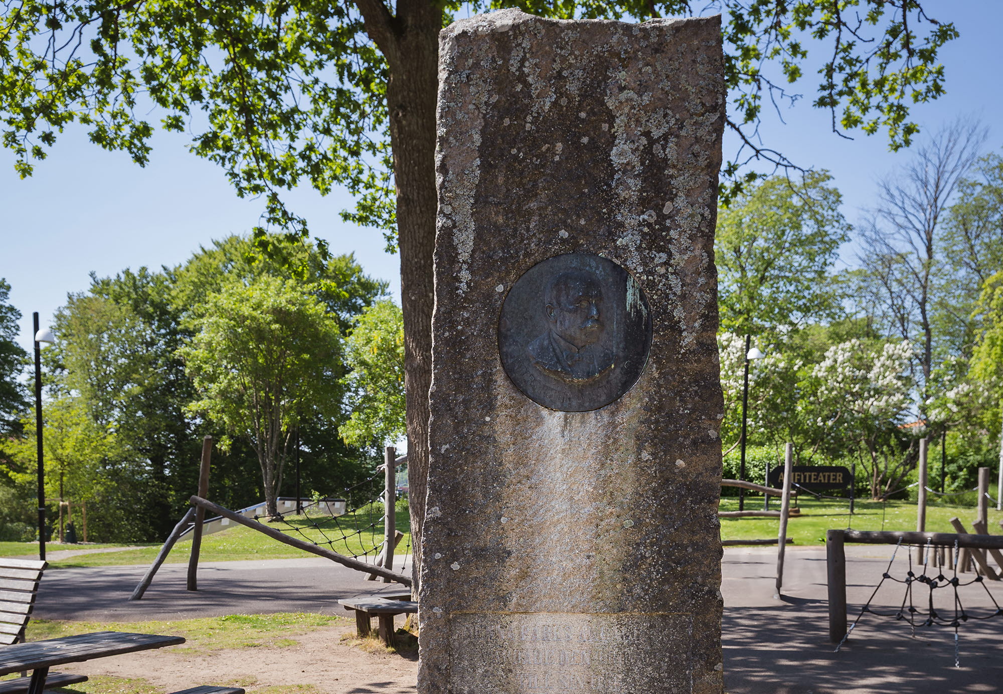 En hög sten med en minnesplakett