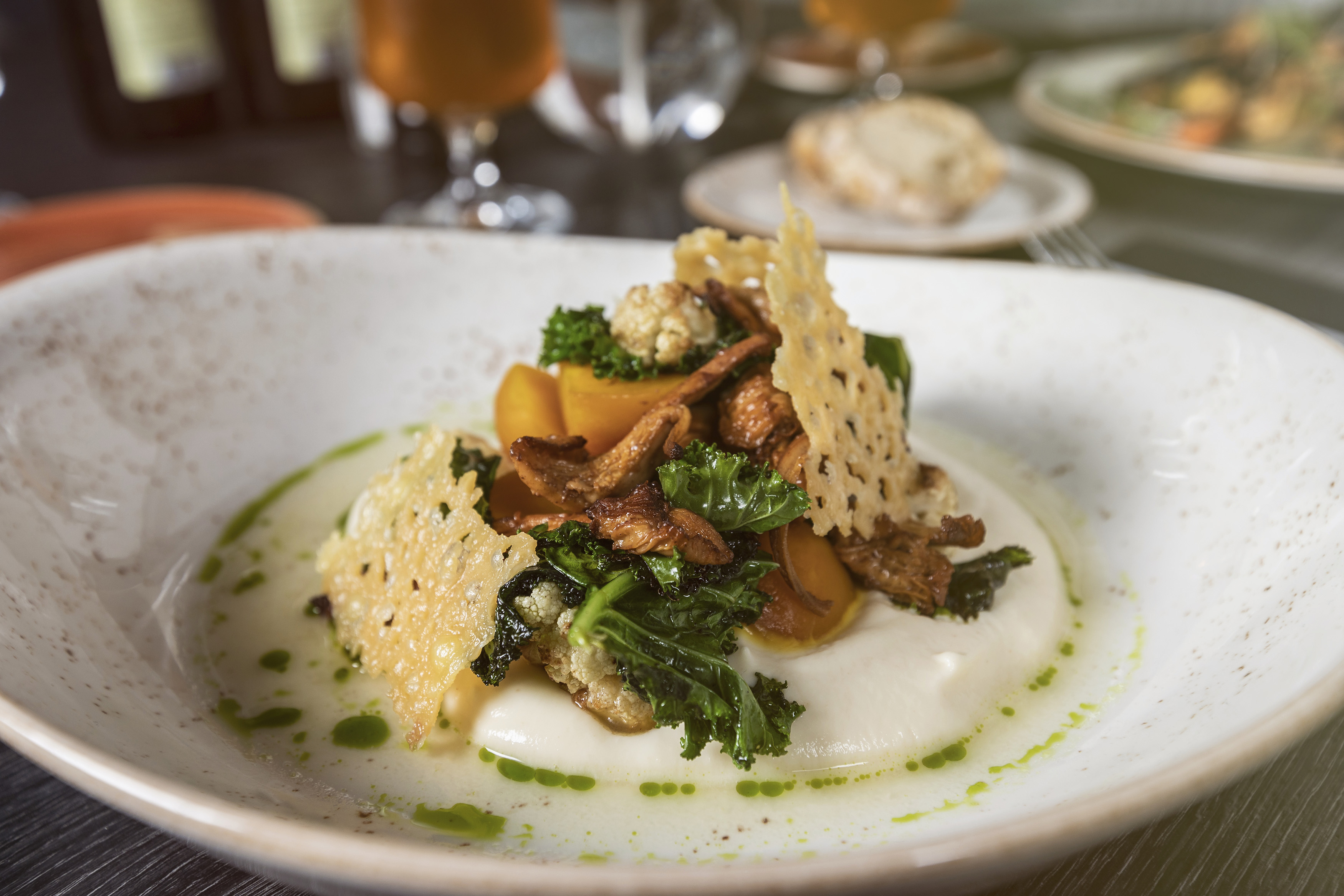 Närbild på en tallrik med kantareller, betor och permensanchips.