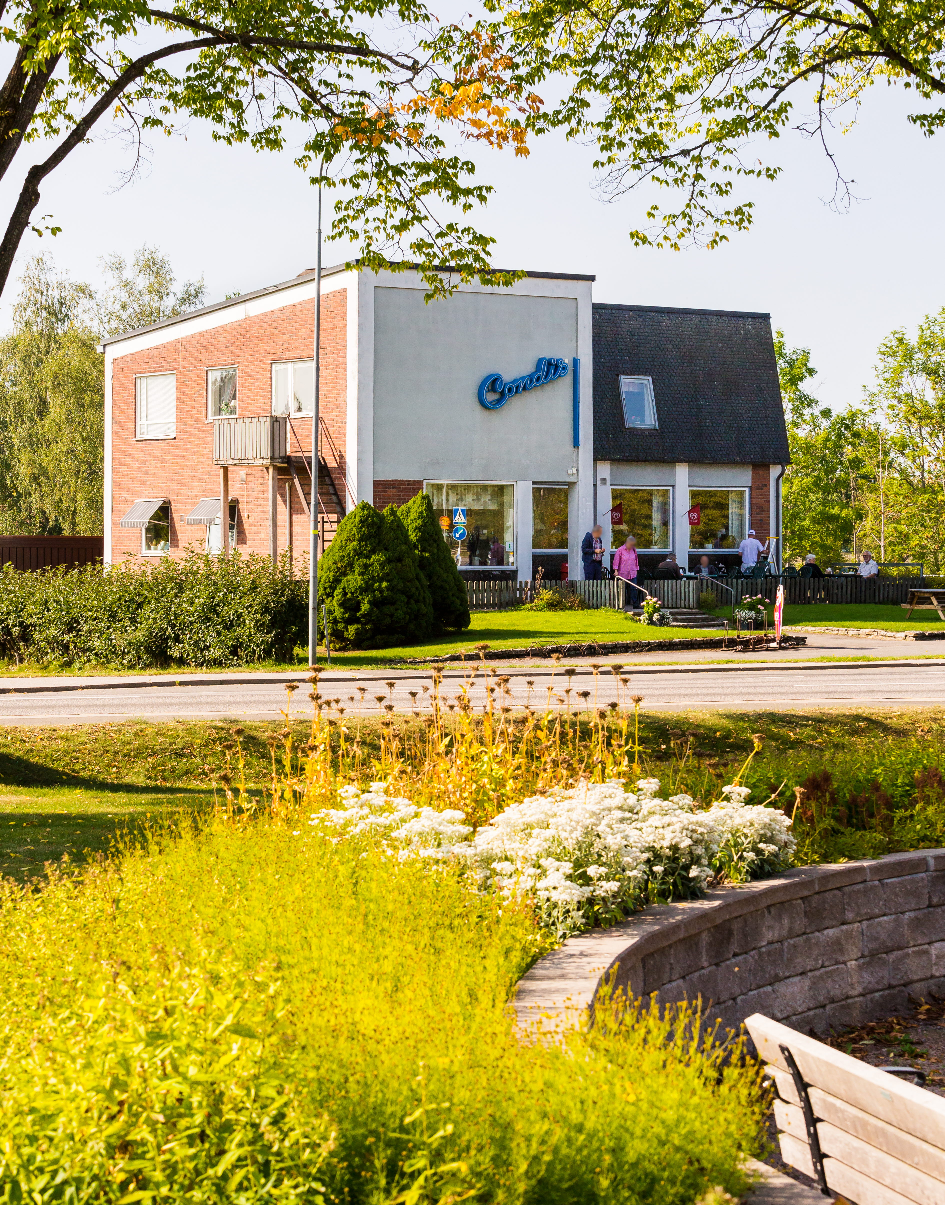 hög tegelbyggnad med platt tak.