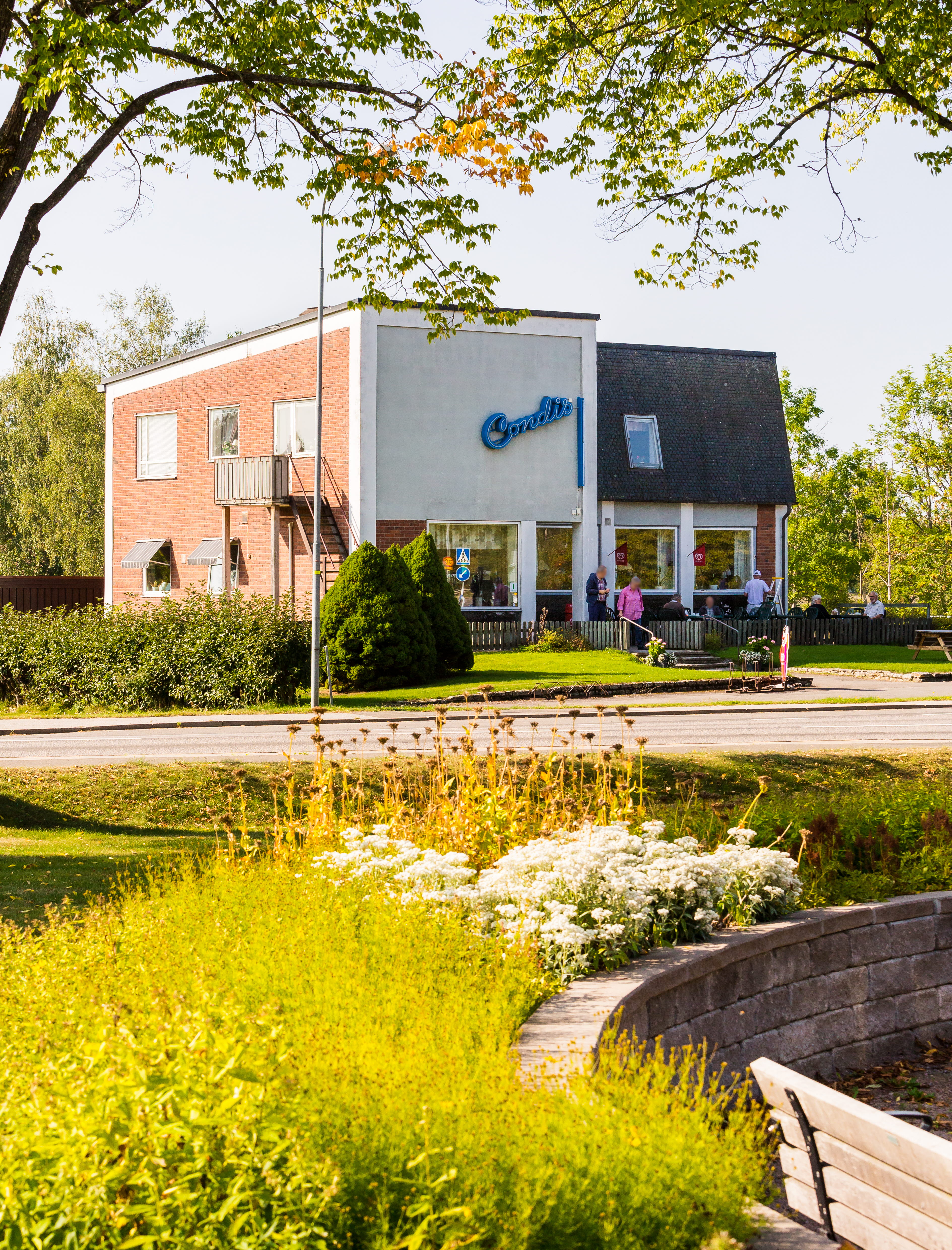 hög tegelbyggnad med platt tak.