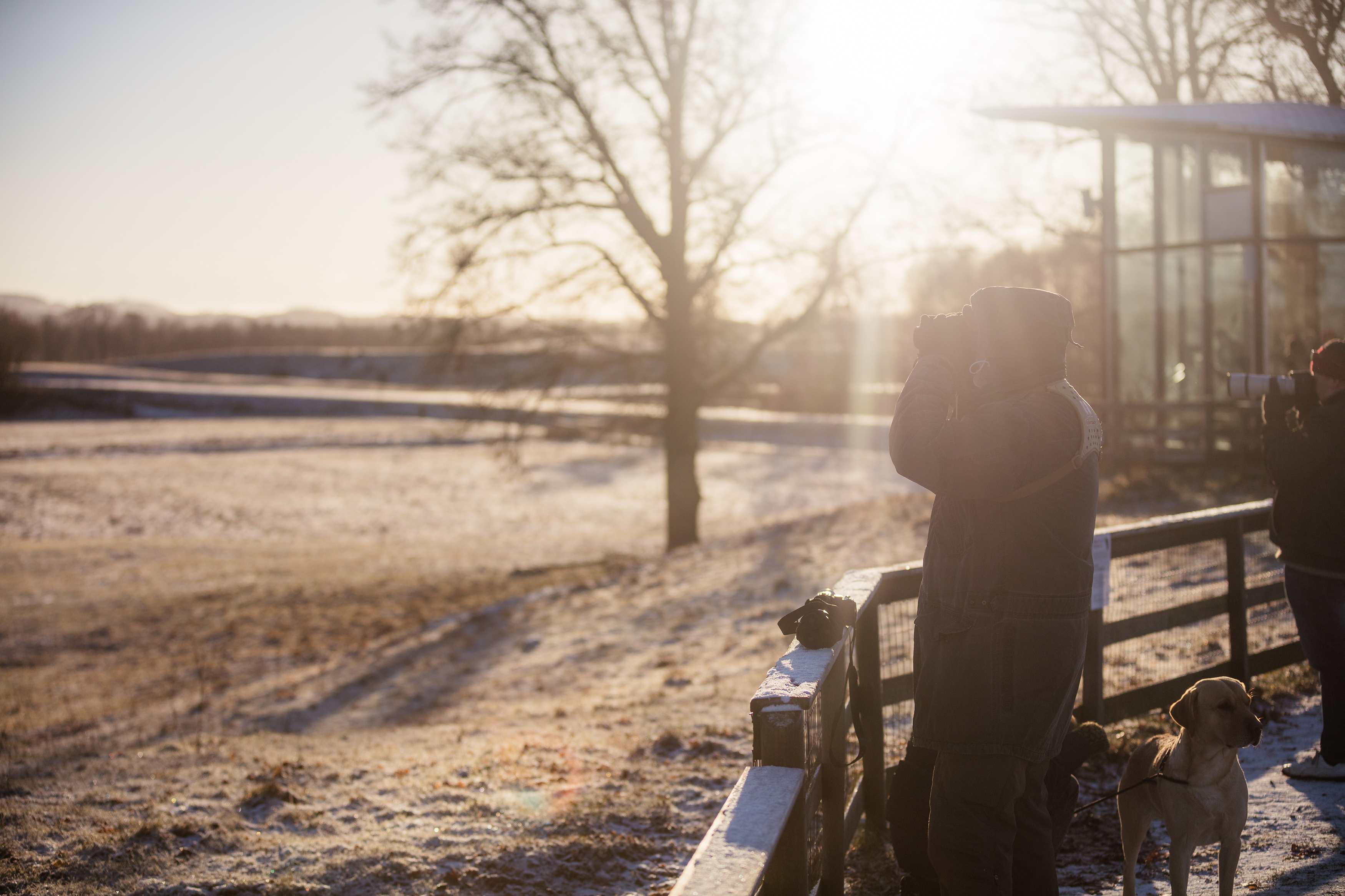 Man som står med kikare och tittar ut från Trandansens informationscentral.