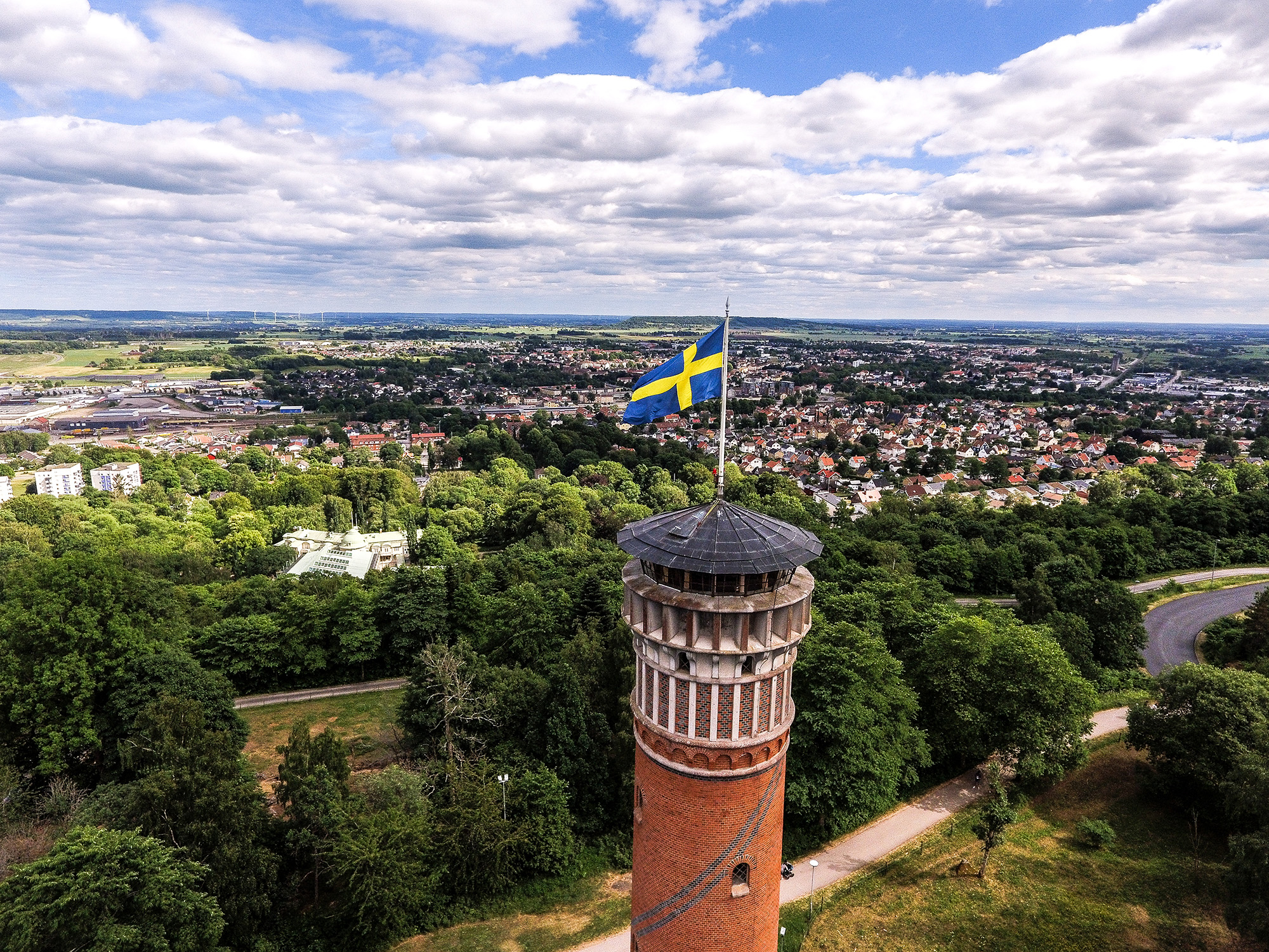 Utsiktstornet på Mösseberg med Falköping i bakgrunden. 