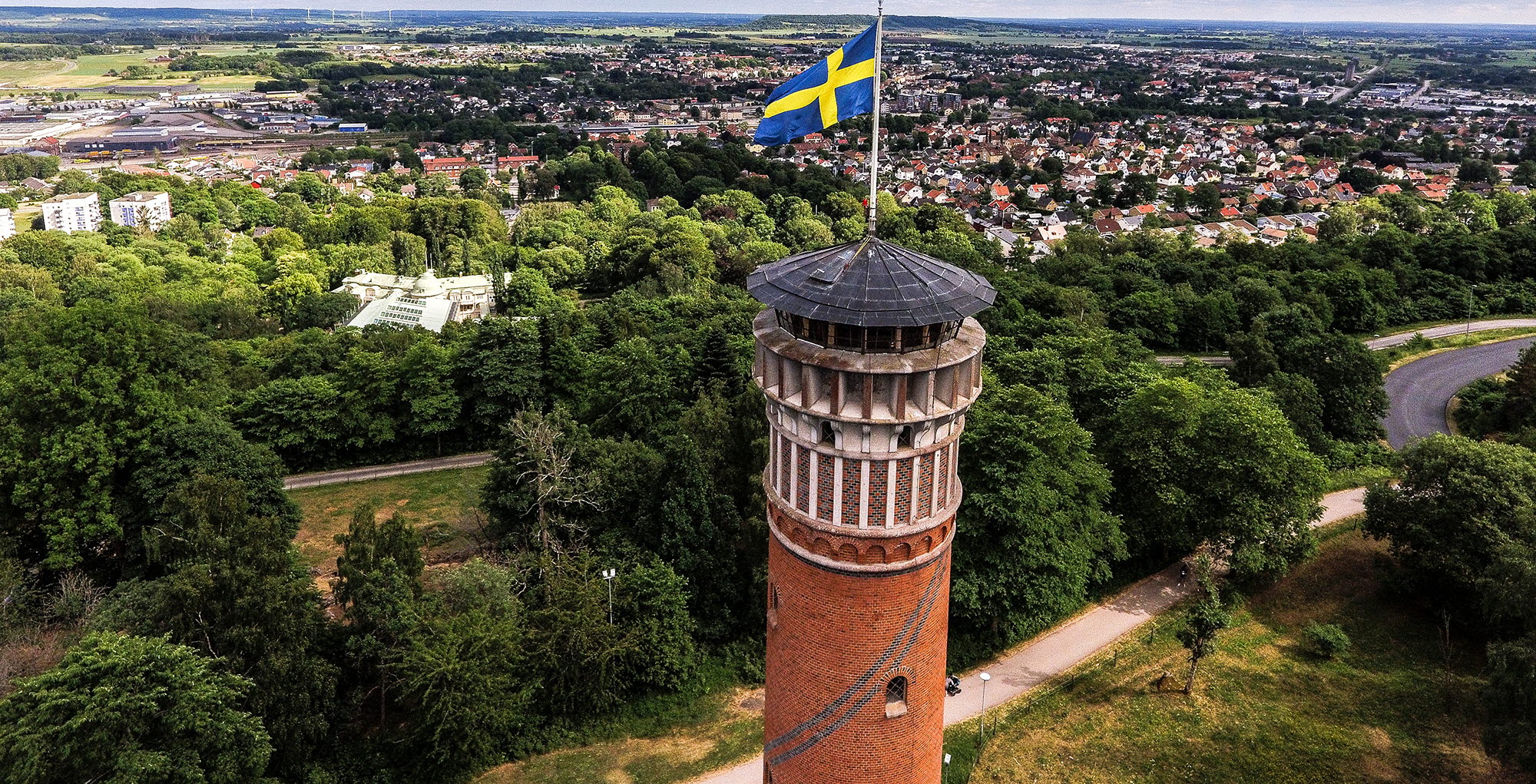 Utsiktstornet på Mösseberg med Falköping i bakgrunden. 