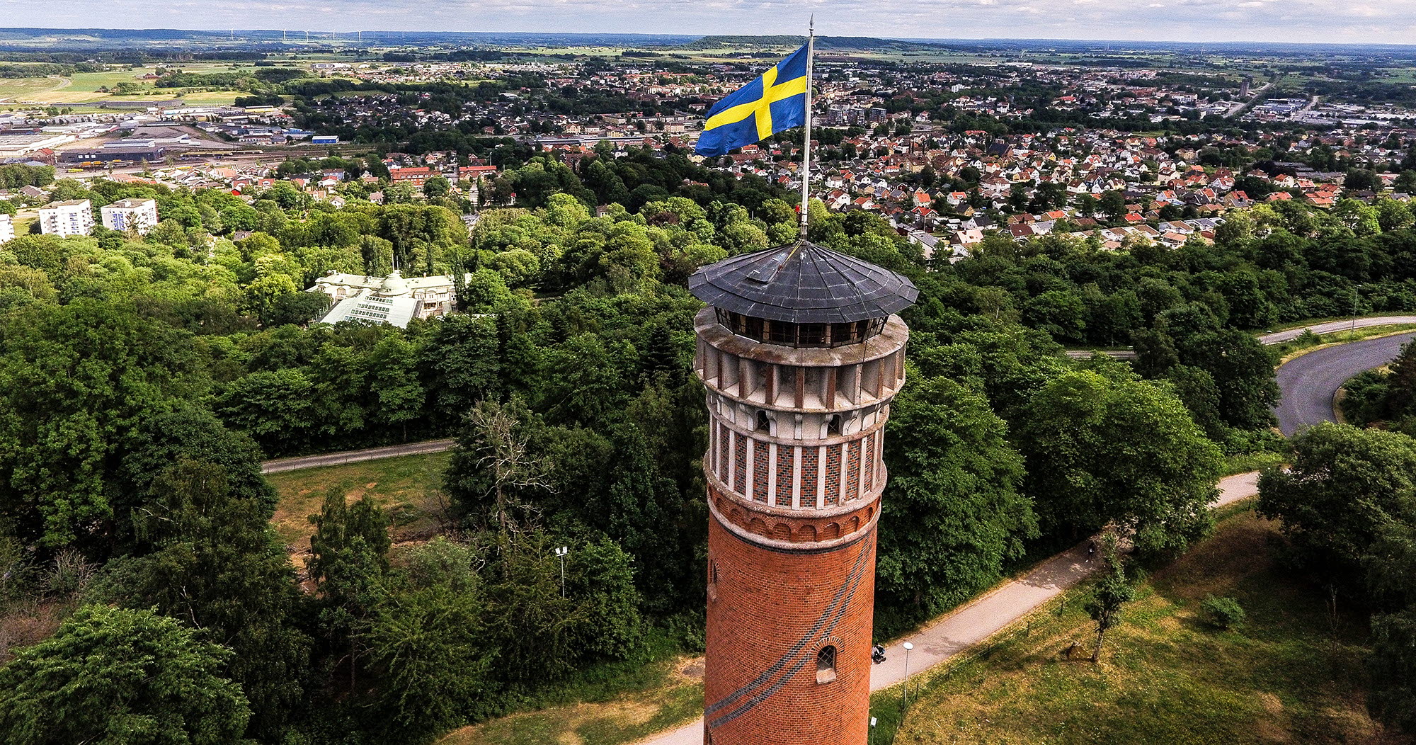 Utsiktstornet på Mösseberg med Falköping i bakgrunden. 