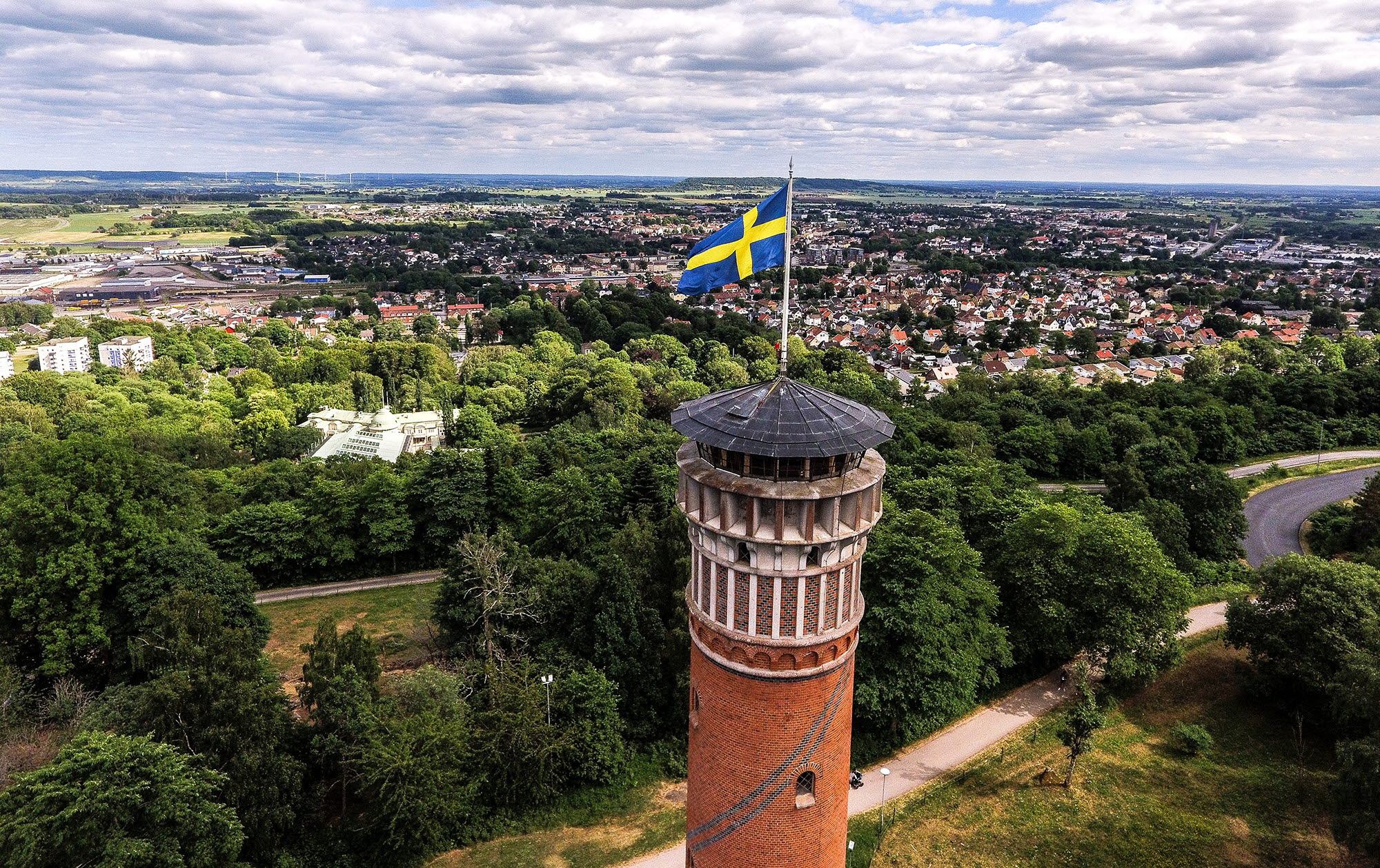 Utsiktstornet på Mösseberg med Falköping i bakgrunden. 