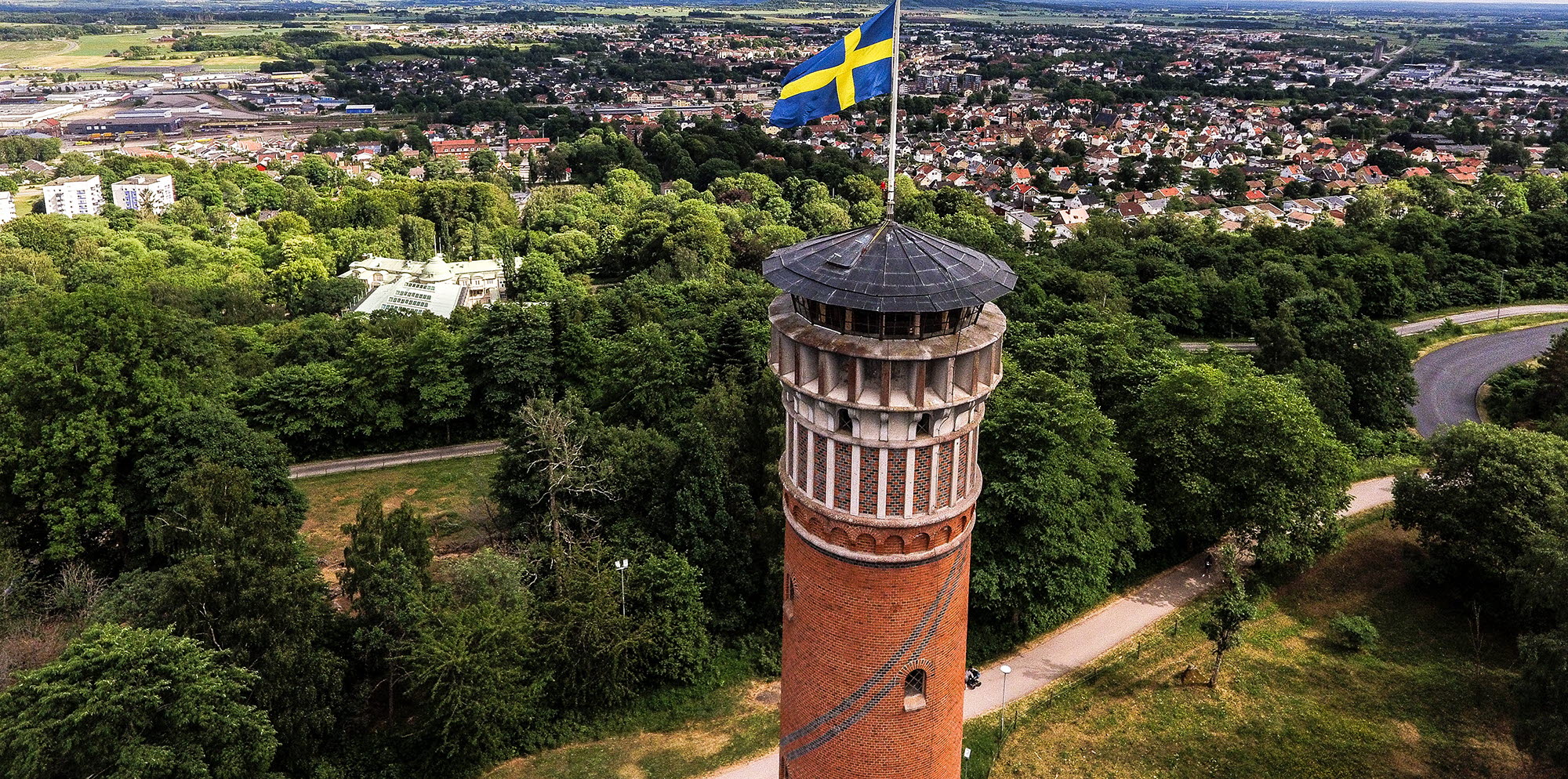 Utsiktstornet på Mösseberg med Falköping i bakgrunden. 