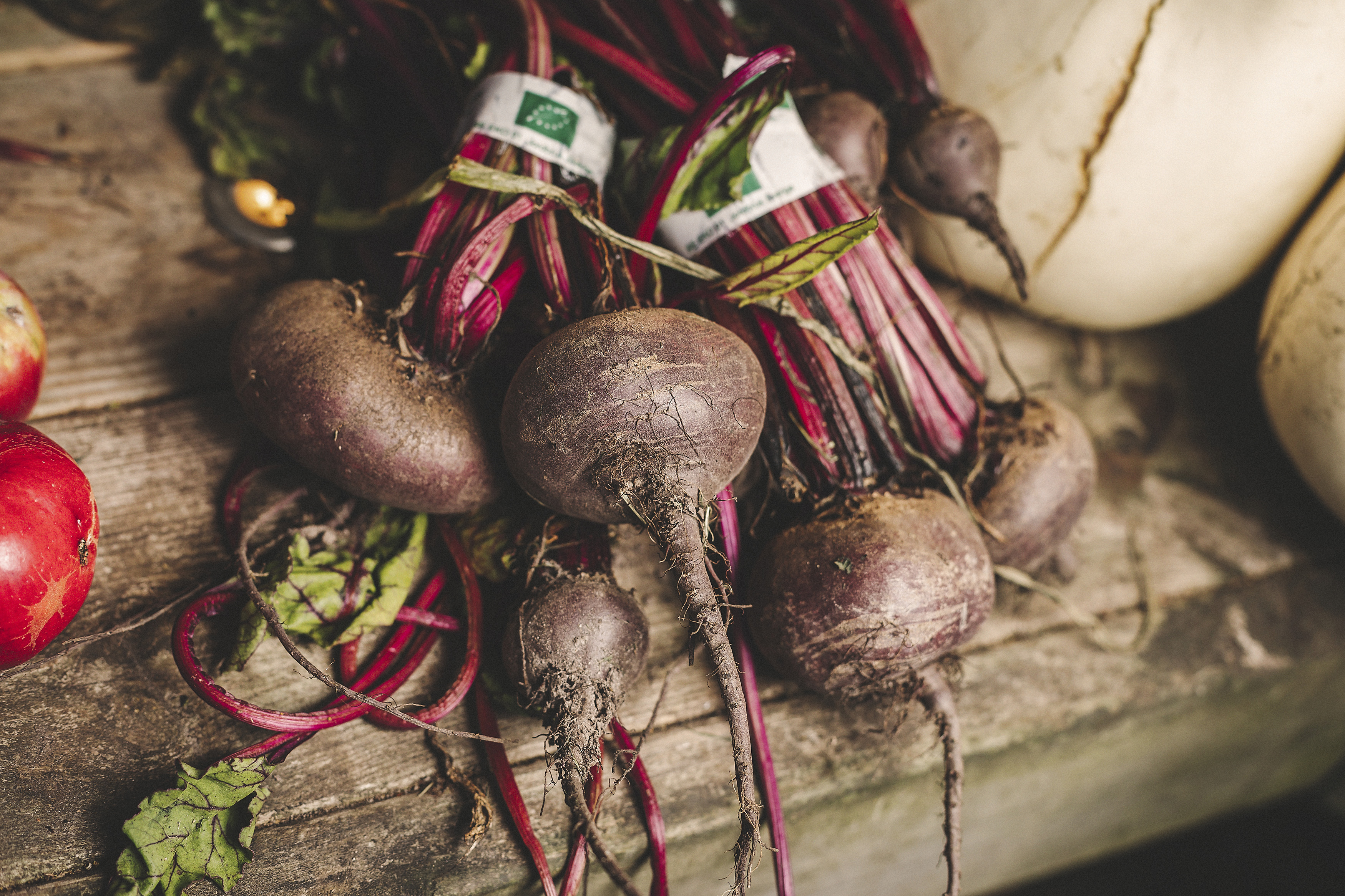 Rödbetor i en bunt som ligger på ett bord.