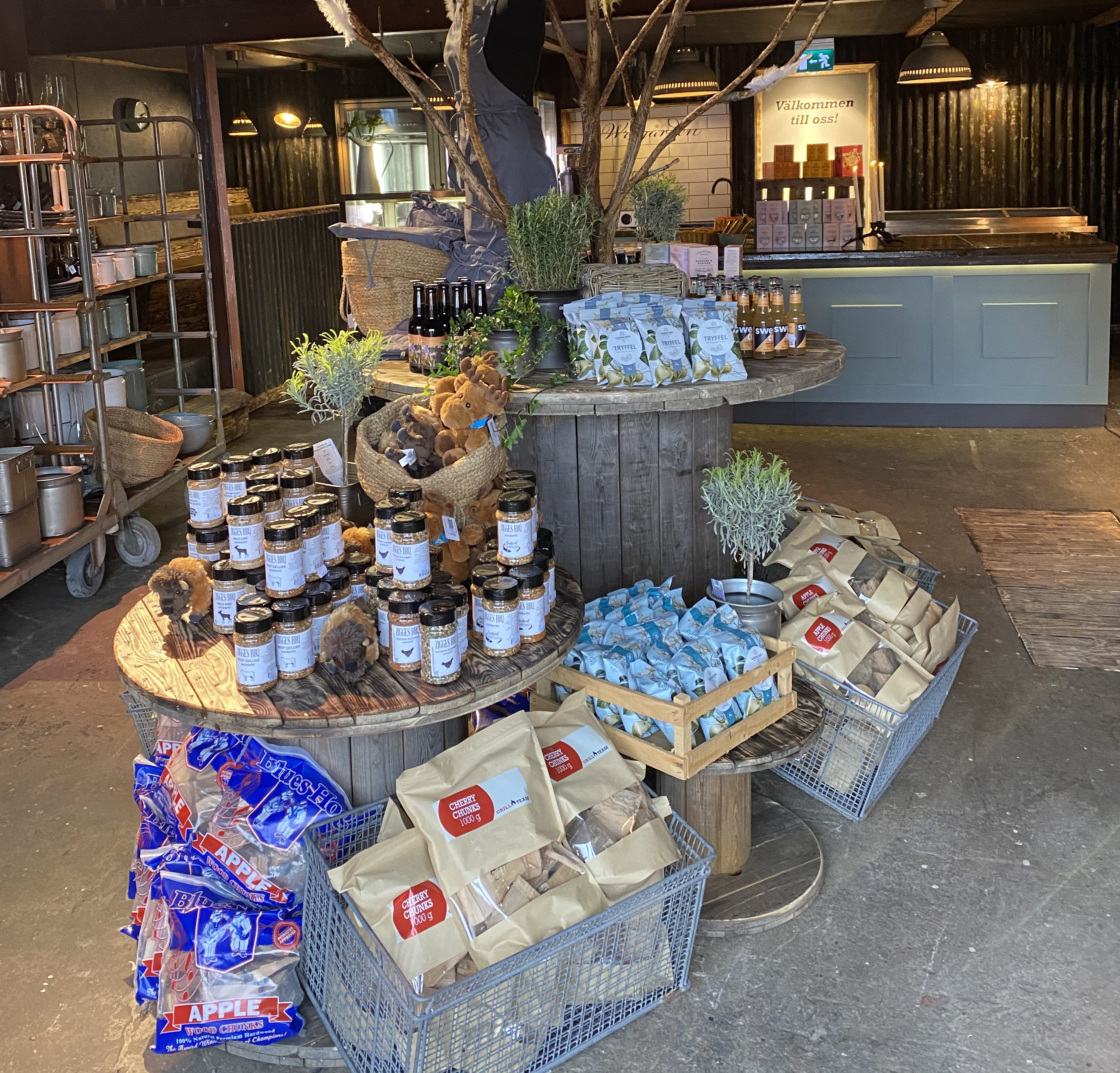 varor i olika stållådor och en disk i grått trä i bakgrunden.