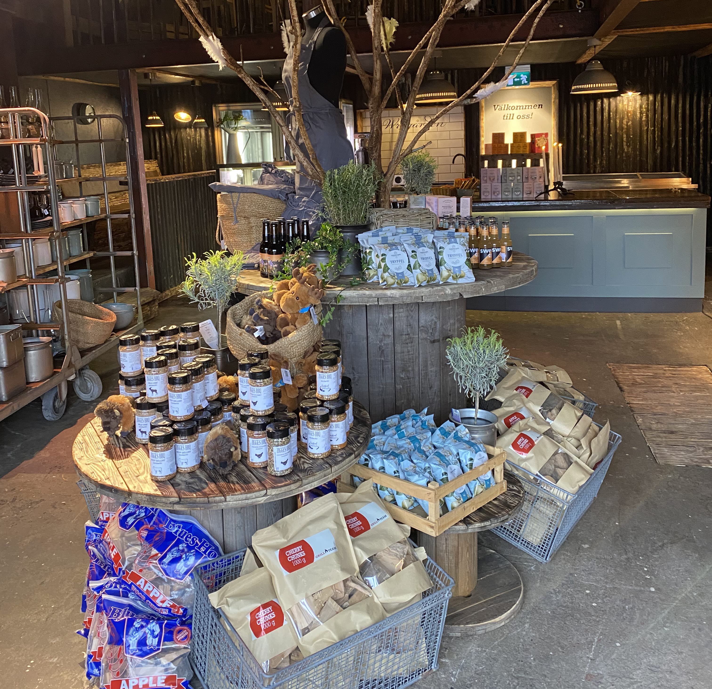 varor i olika stållådor och en disk i grått trä i bakgrunden.