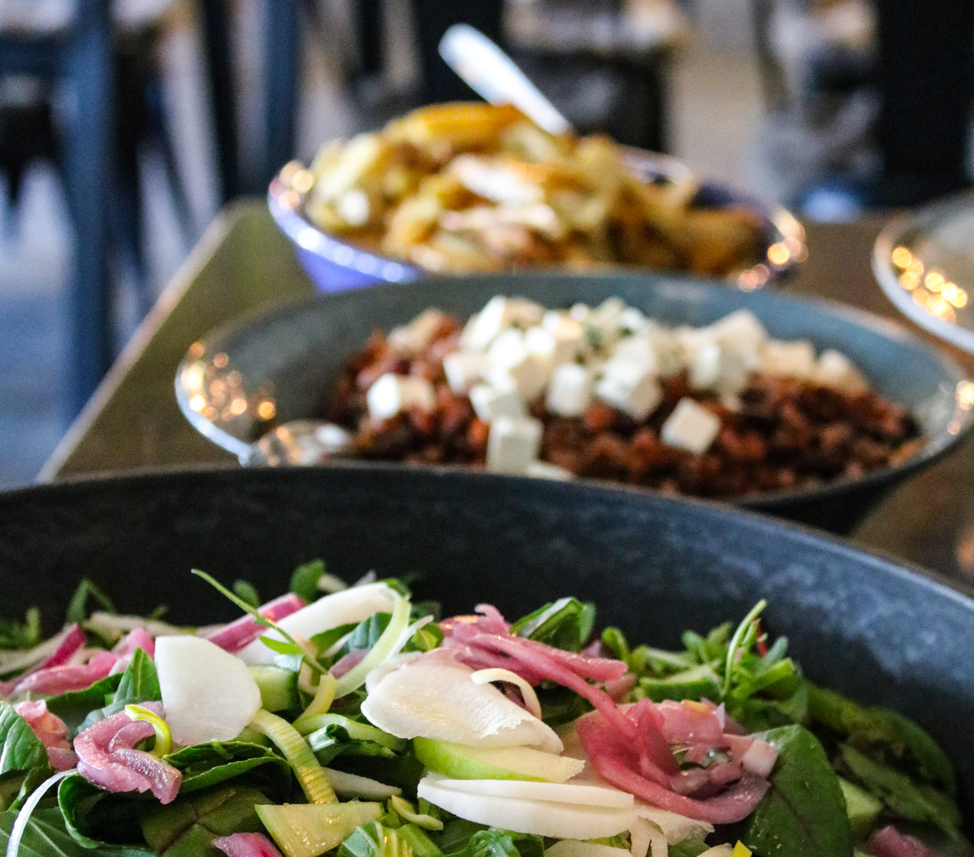 Tre fat med olika sallader.