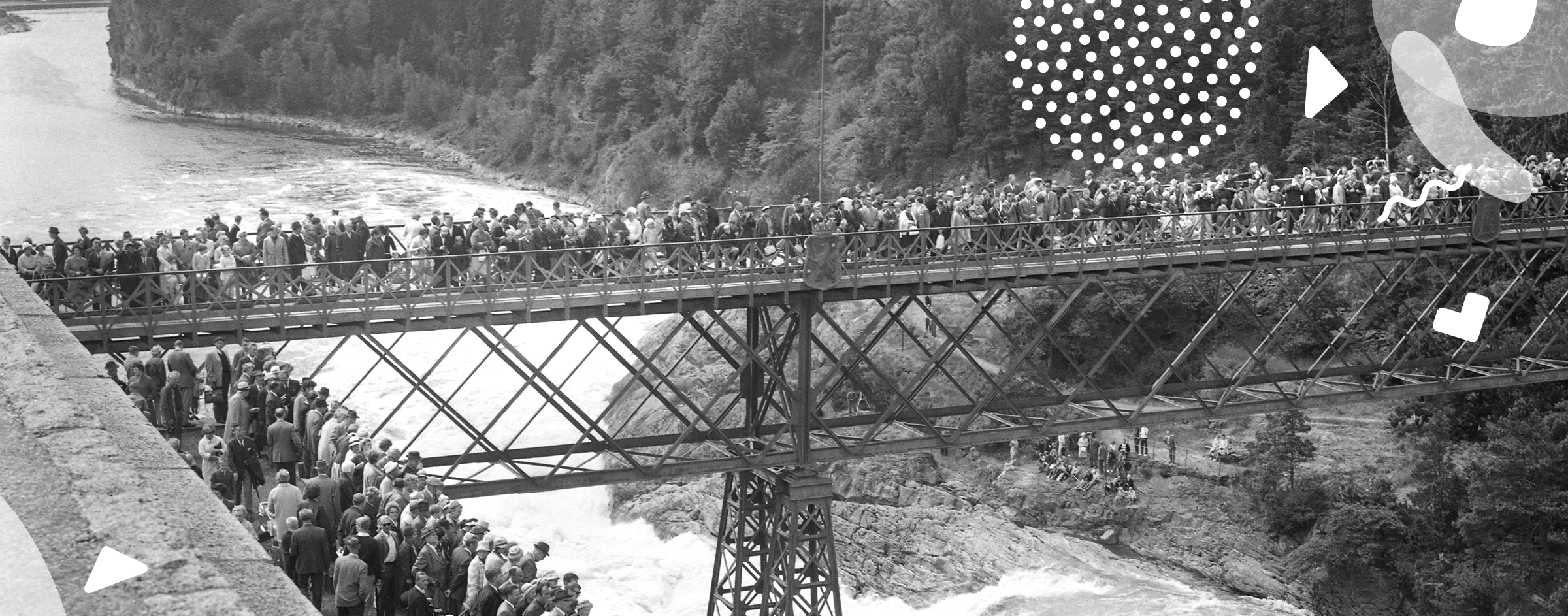 Svartvit bild på den gamla Oscarsbron fylld av människor som ser ett fallpåsläpp