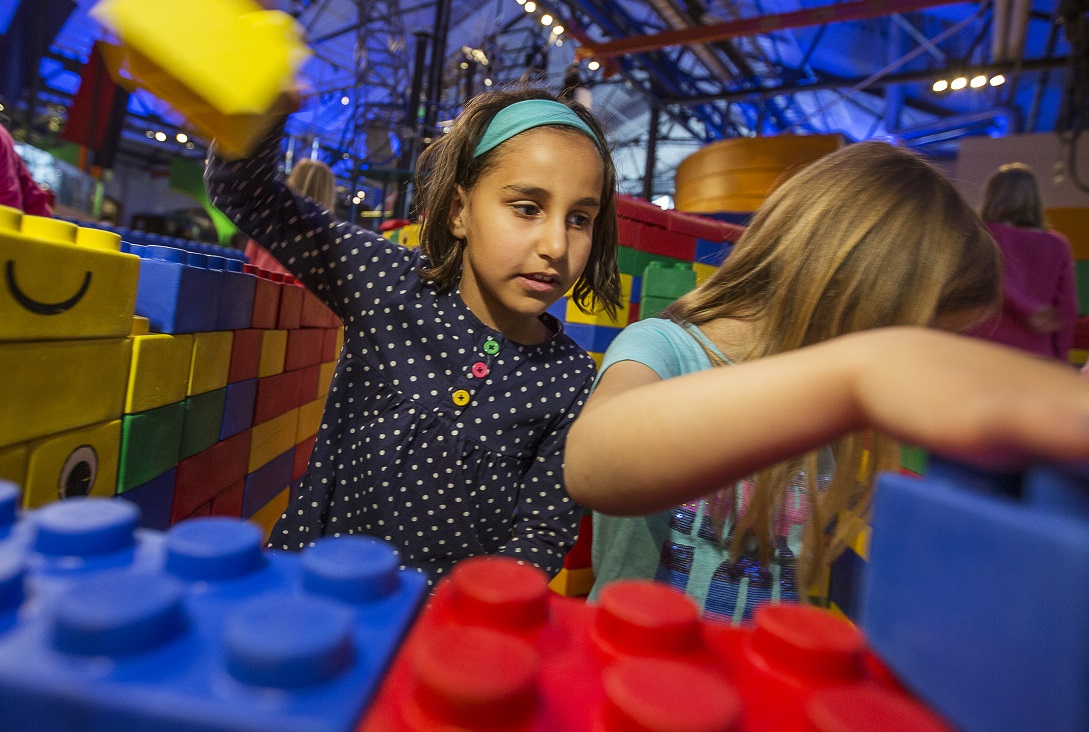 Children playing with Lego at Innovatum Science Center