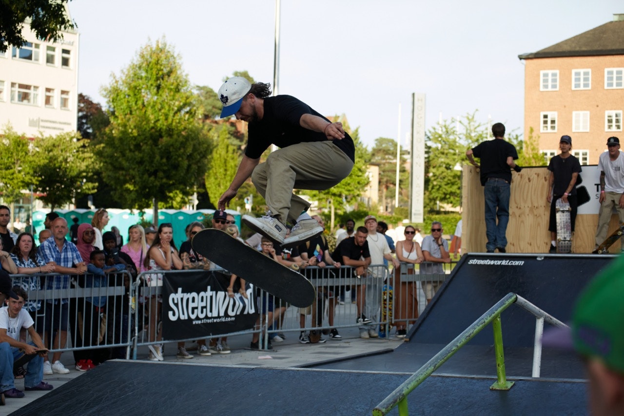 Person som utför ett hopp med skateboard