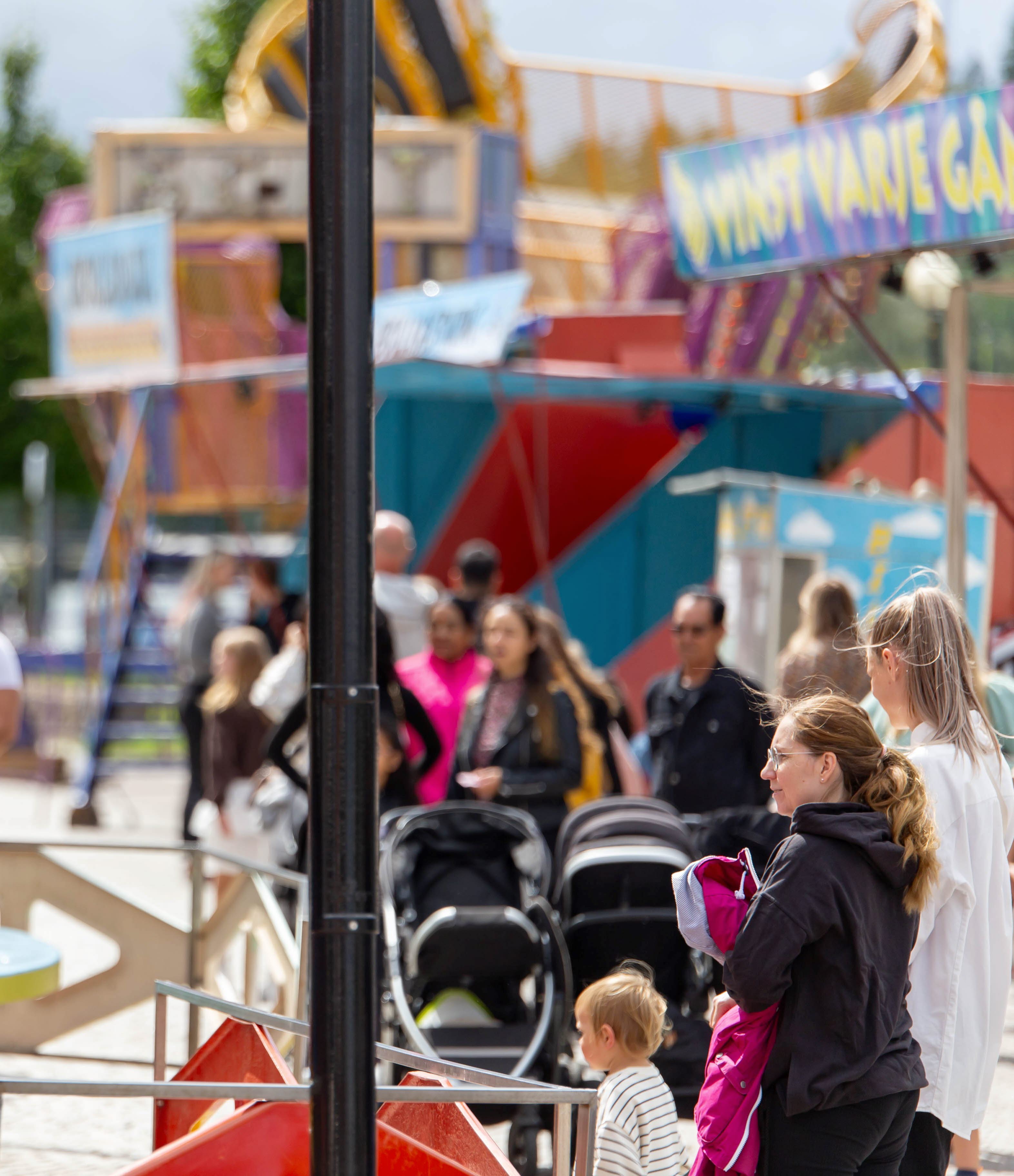 Tivoliattraktioner längs en gata