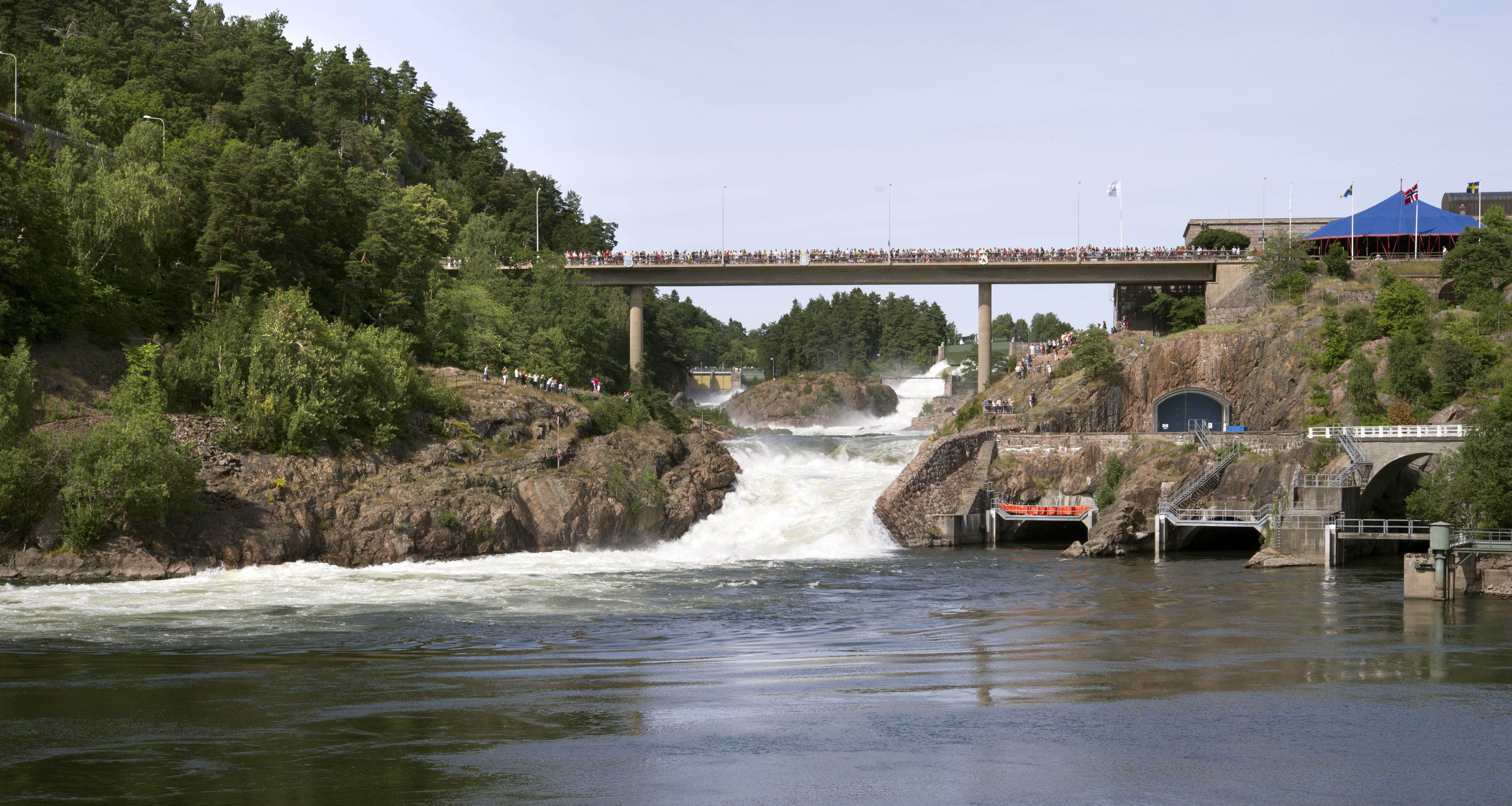 Utsikt över Trollhättefallen och Oscarsbron