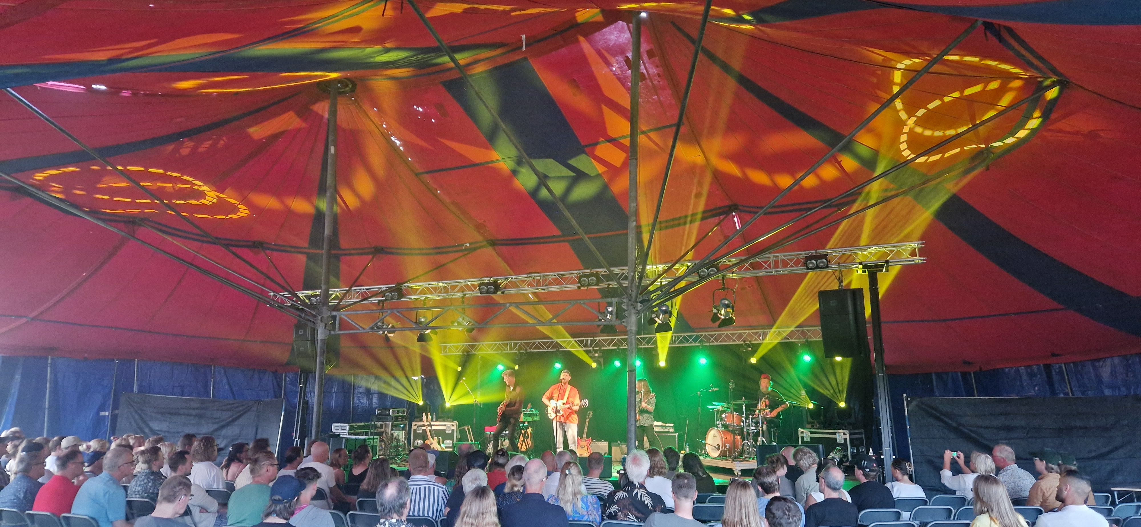 Artister på en scen i ett tält