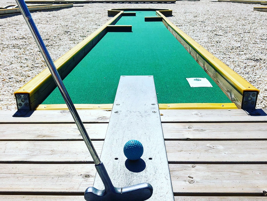 Spela minigolf på Ragnerud i Högsäter. 