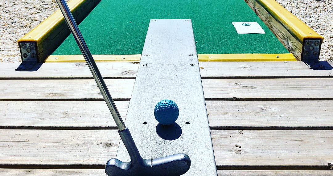 Spela minigolf på Ragnerud i Högsäter. 