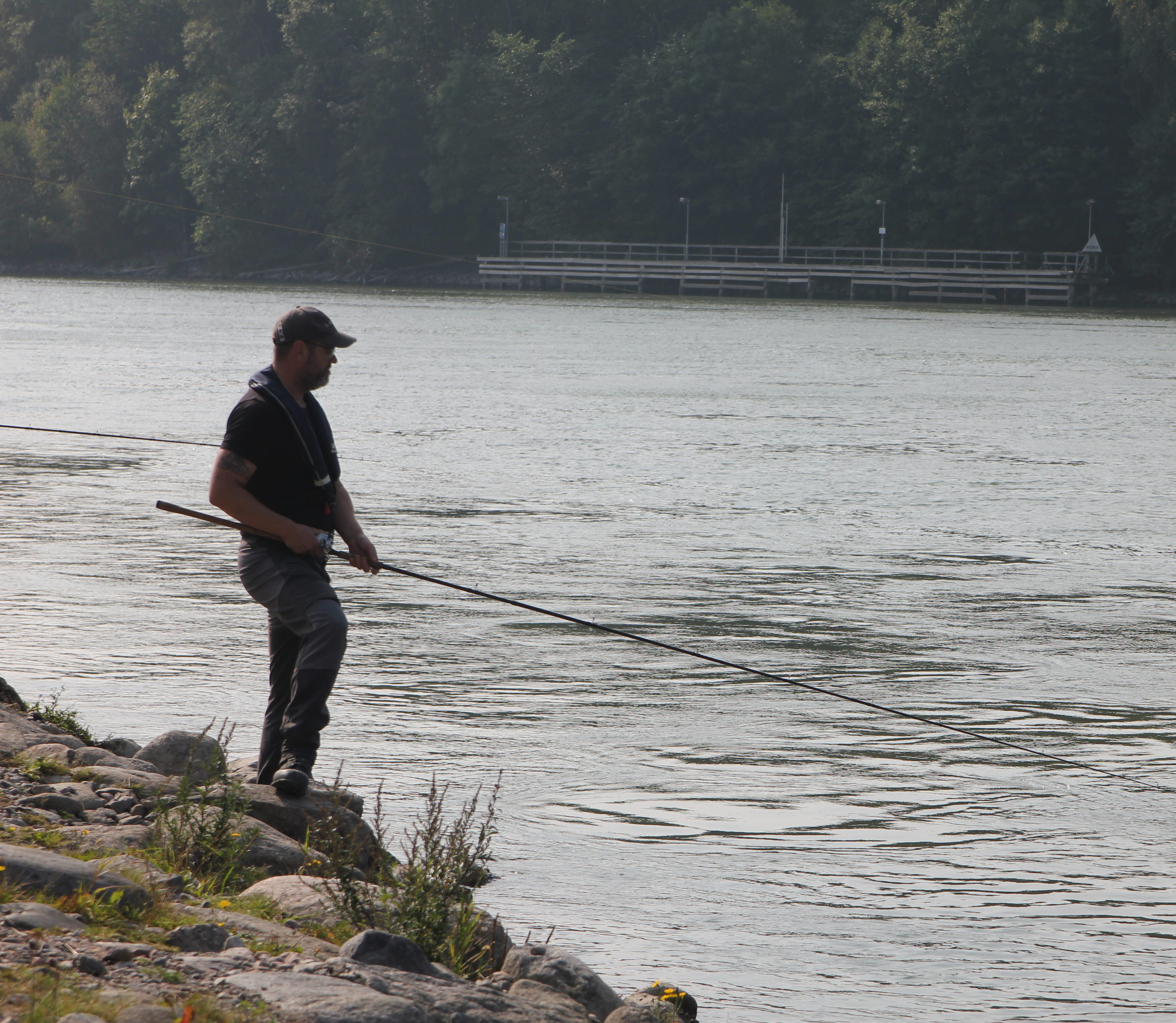 Man fiskar lax i Göta älv