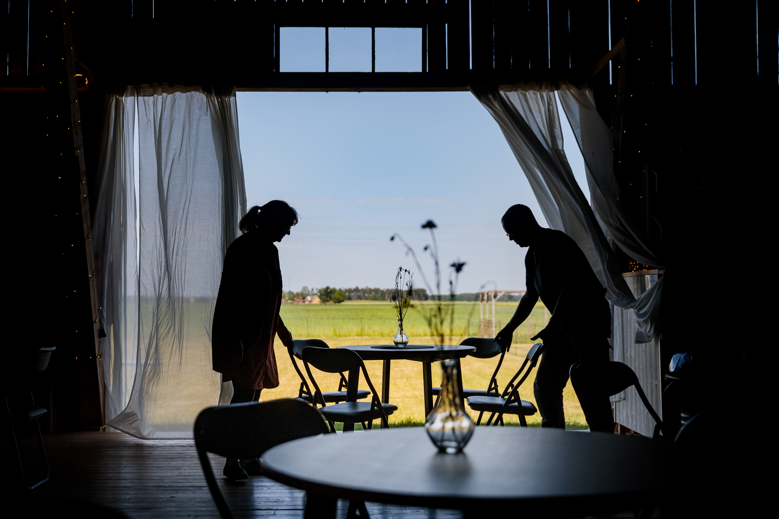 bild på Mossängens gårds festlada med utsikt över åkrarna