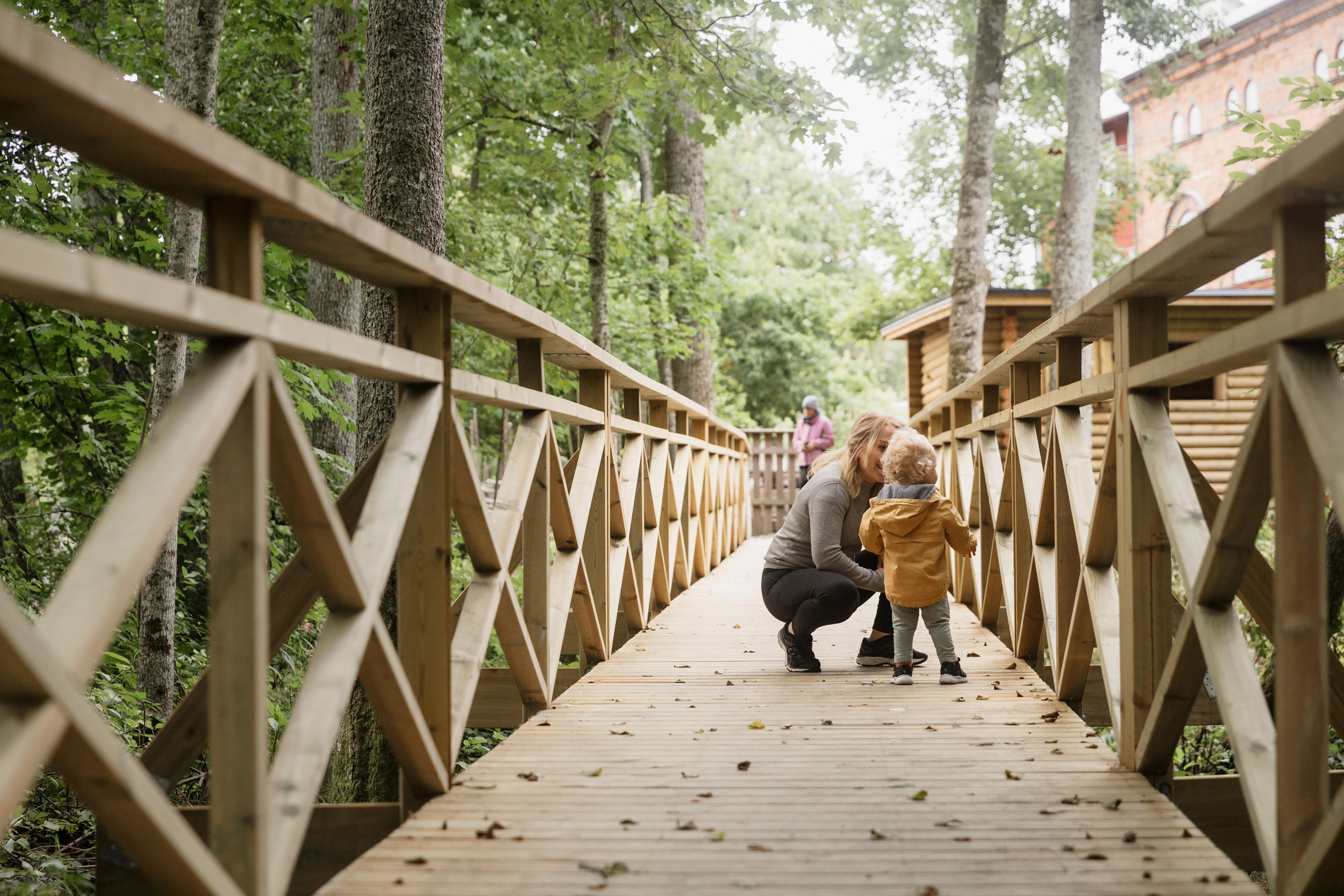 Forshalls Naturpark vuxen och barn pratar på spång