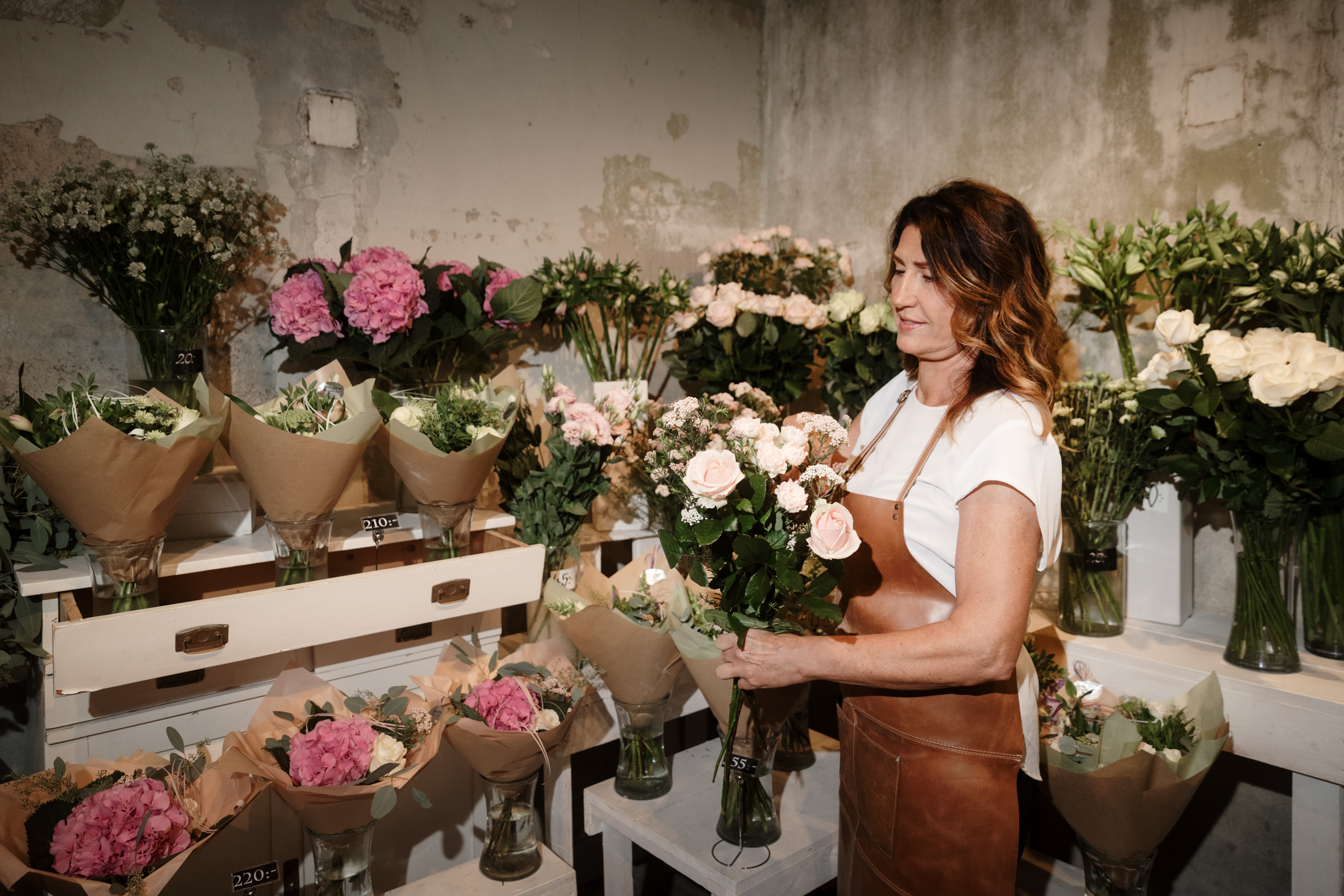 Gröna gåvan florist i Grästorp, florist binder en bukett