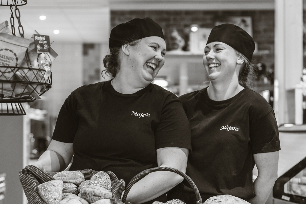 Kvinnor från glassgården Mäjens