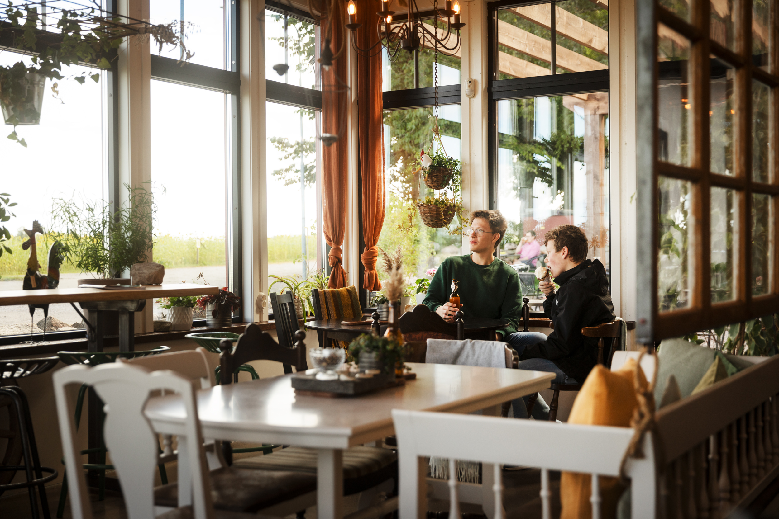 mäjens glass och maräng två personer fikar