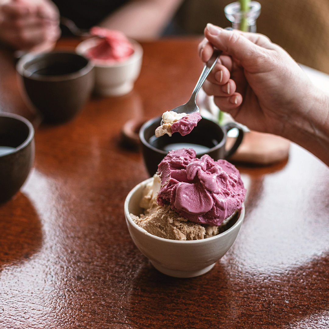 Mäjens närbild glass i skål