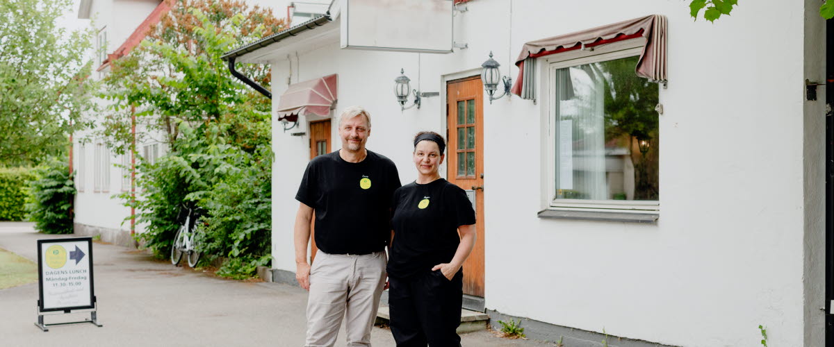 ägarna av växthus oskar står utanför restaurangen