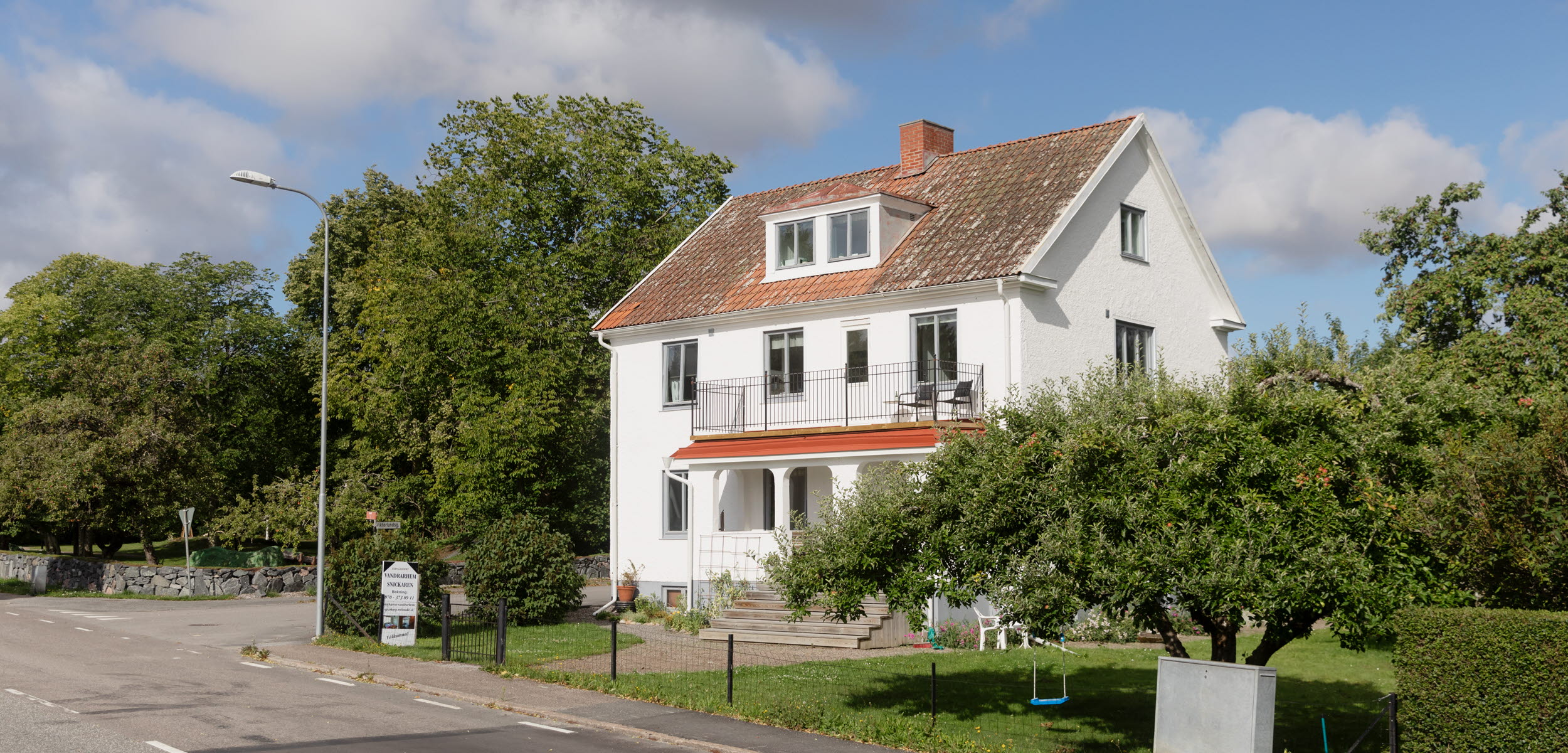 Snickaren Vandrahem i Grästorp fasaden sedd från vägen
