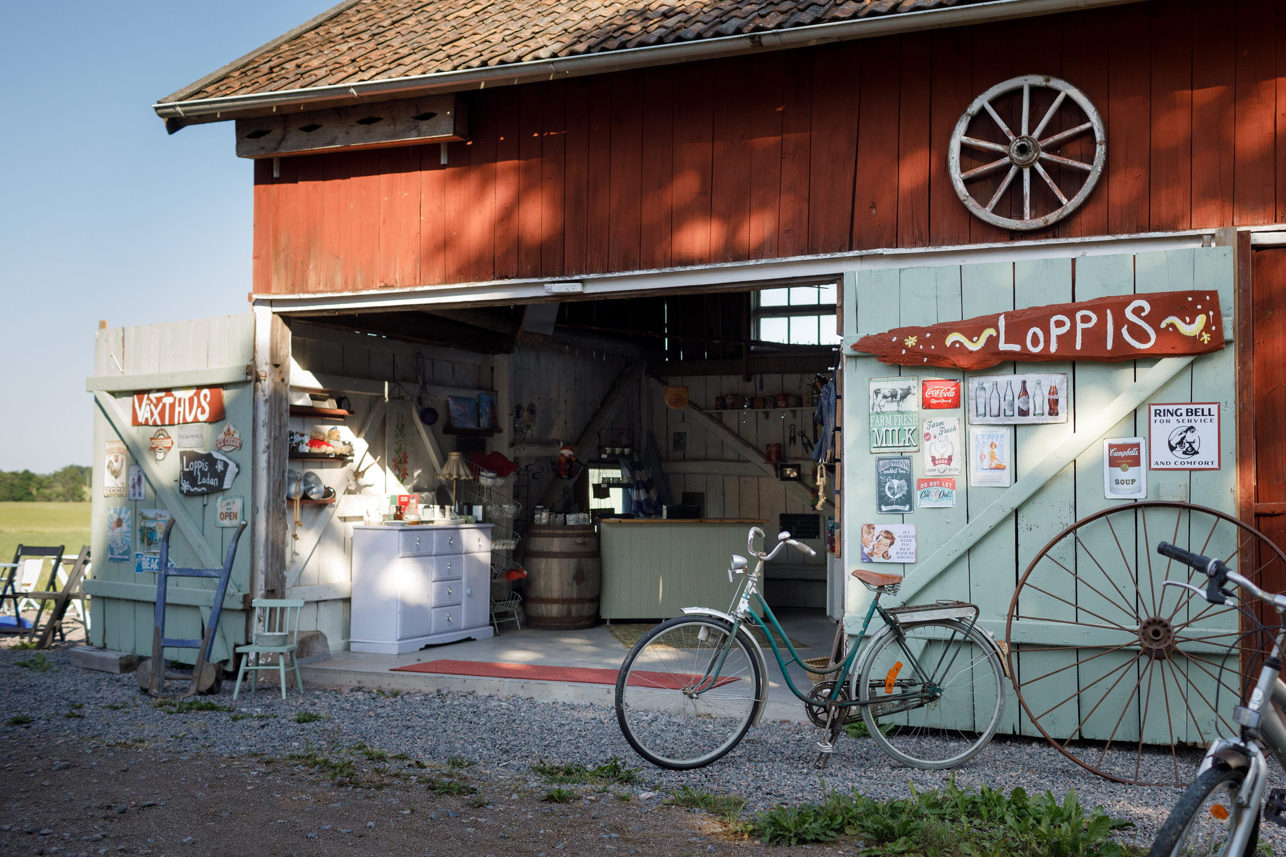 ingång till en loppisbutik på landet