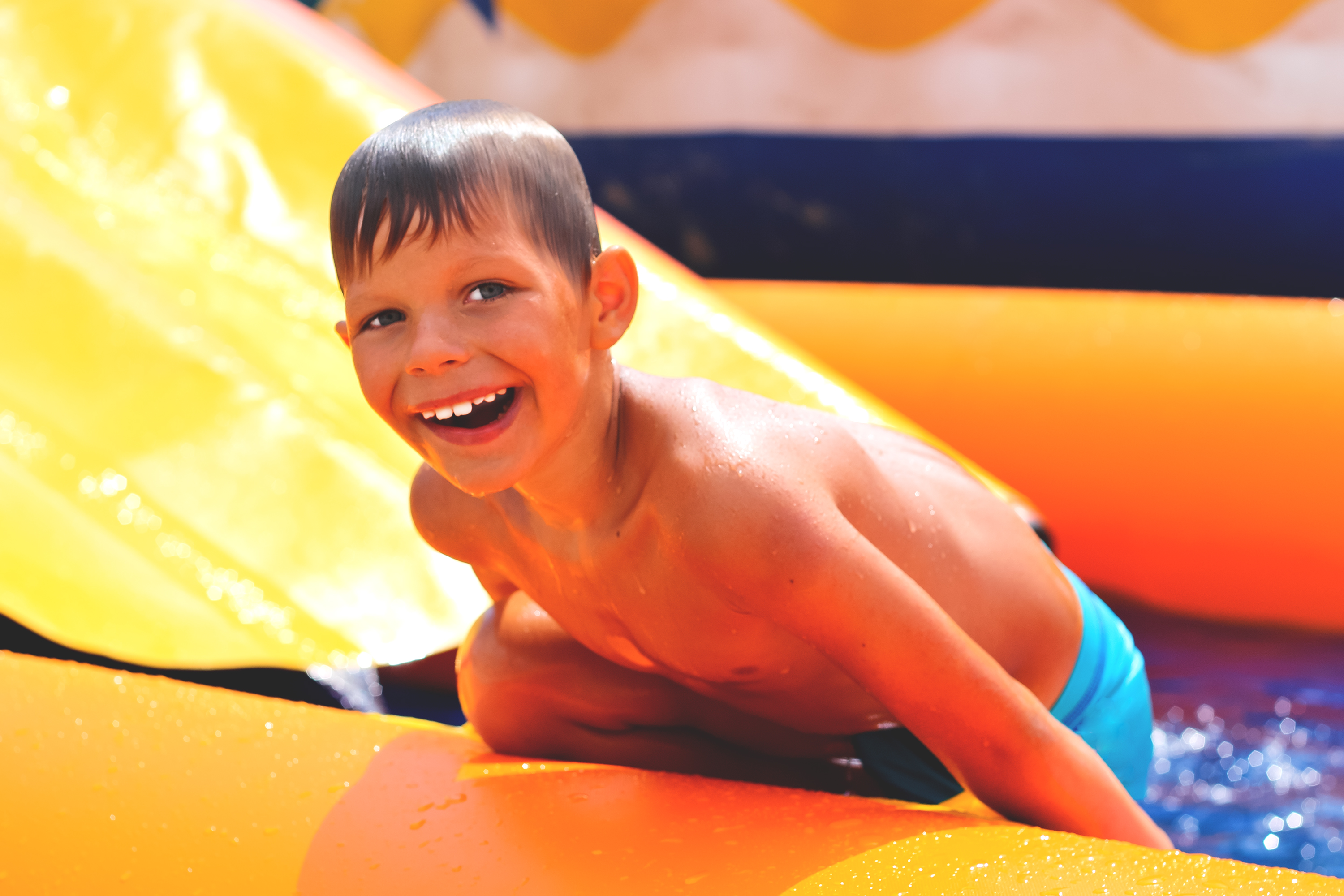 Barn i vattenrutschkana. 