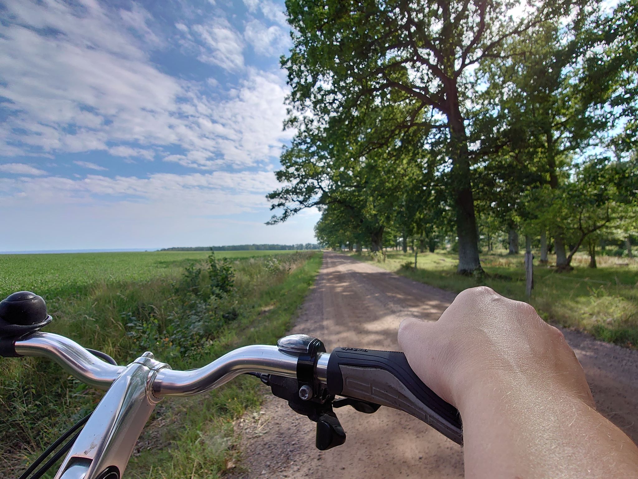 Cykeltur längs grusvägarna vid Almnäs Bruk.
