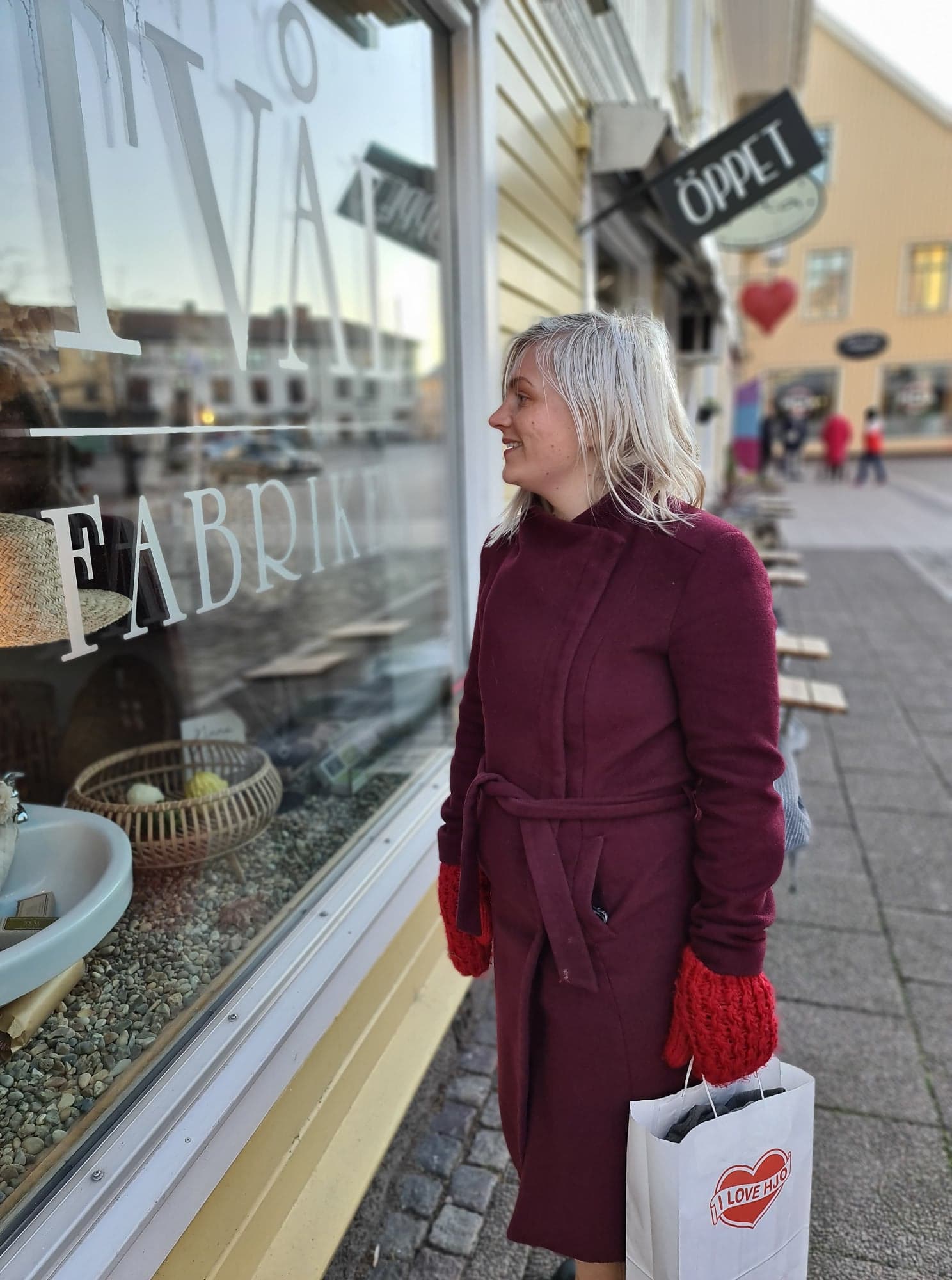 Tjej julshoppar i Hjo. 