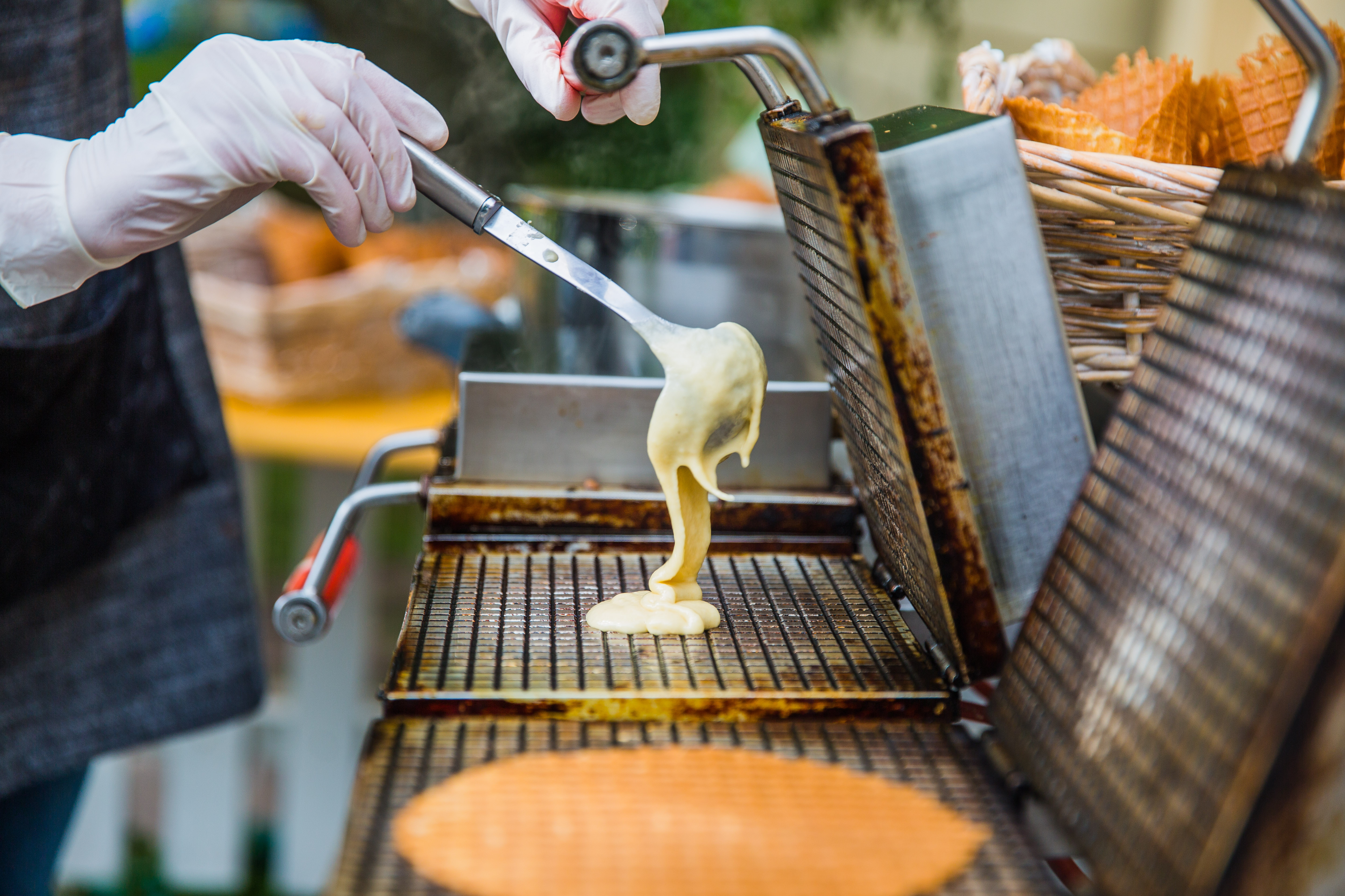 Våffeltillverkning vid glasscaféet Gula Paviljongen i Hjo. 