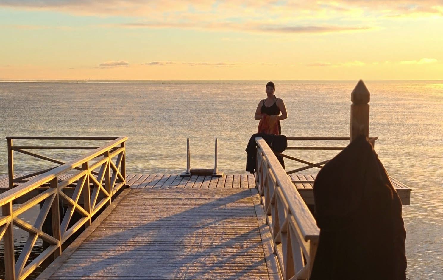 Vinterbadare på brygga i Hjo. 