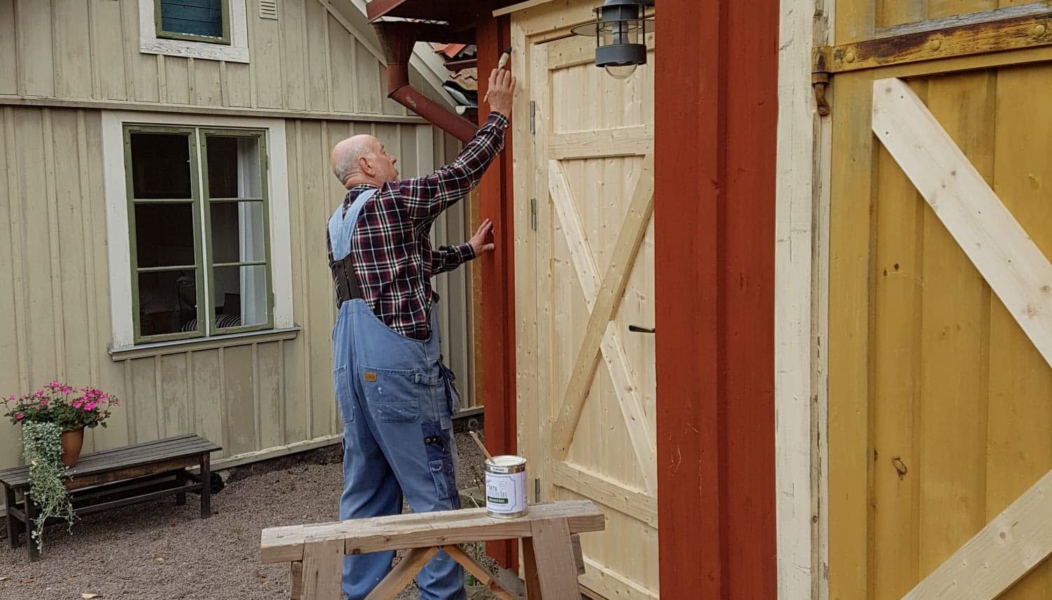 Man målar sitt hus i de gamla delarna av Hjo. 