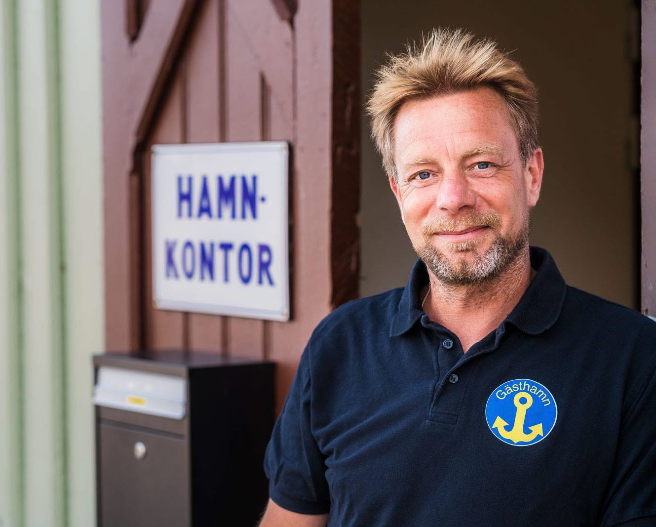 Joakim på gästhamnskontoret i Hjo hamn tar emot våra båtgäster. 