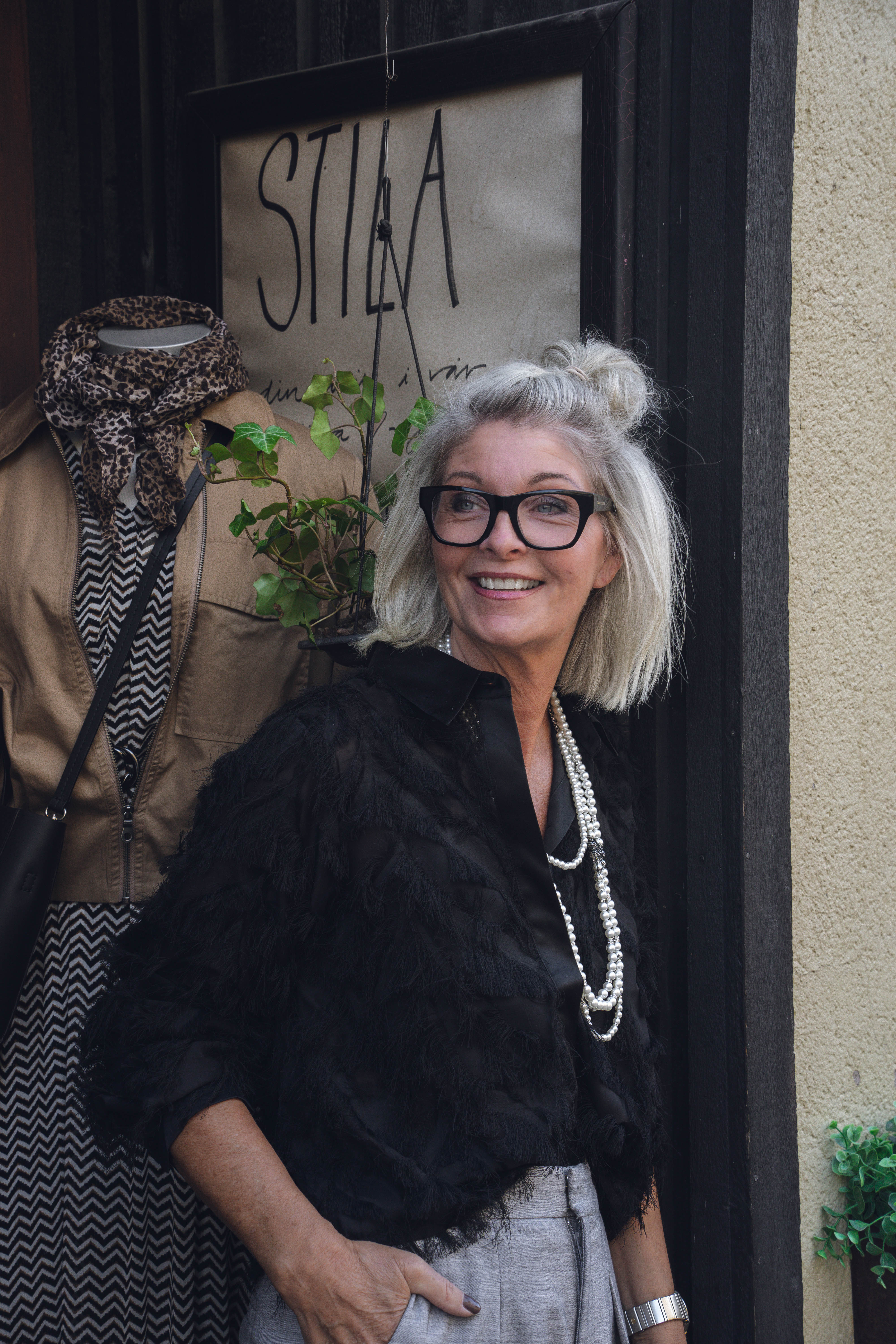 Ägare Ingela vid sin butik Stila i Hjo