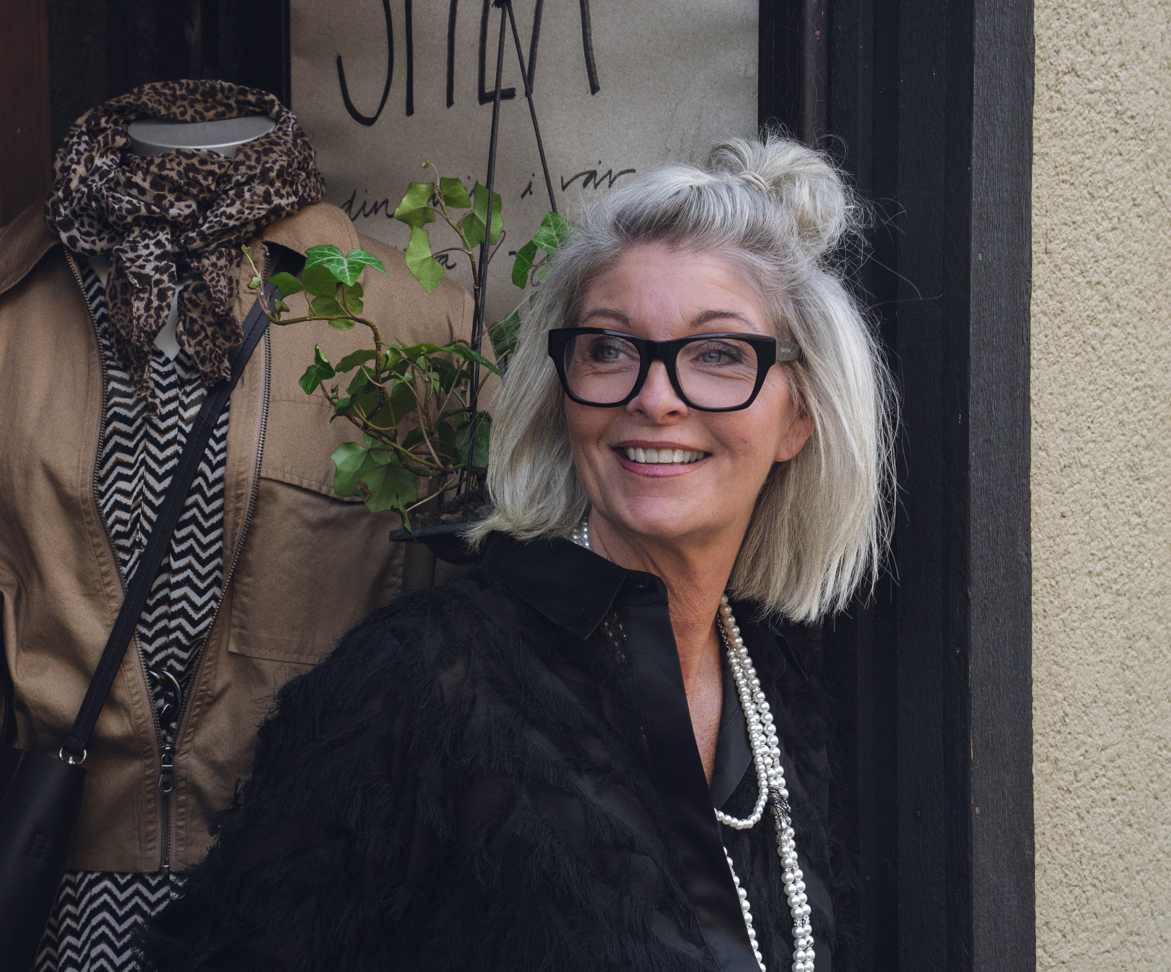 Ägare Ingela vid sin butik Stila i Hjo