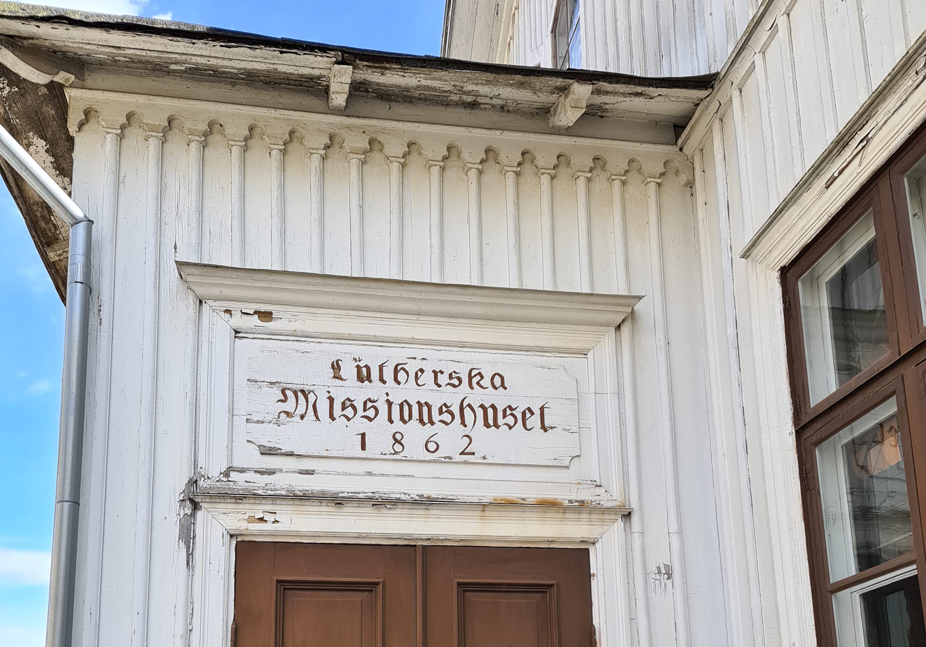 En dörr på ett gammalt hus i de gamla delarna av Hjo. 