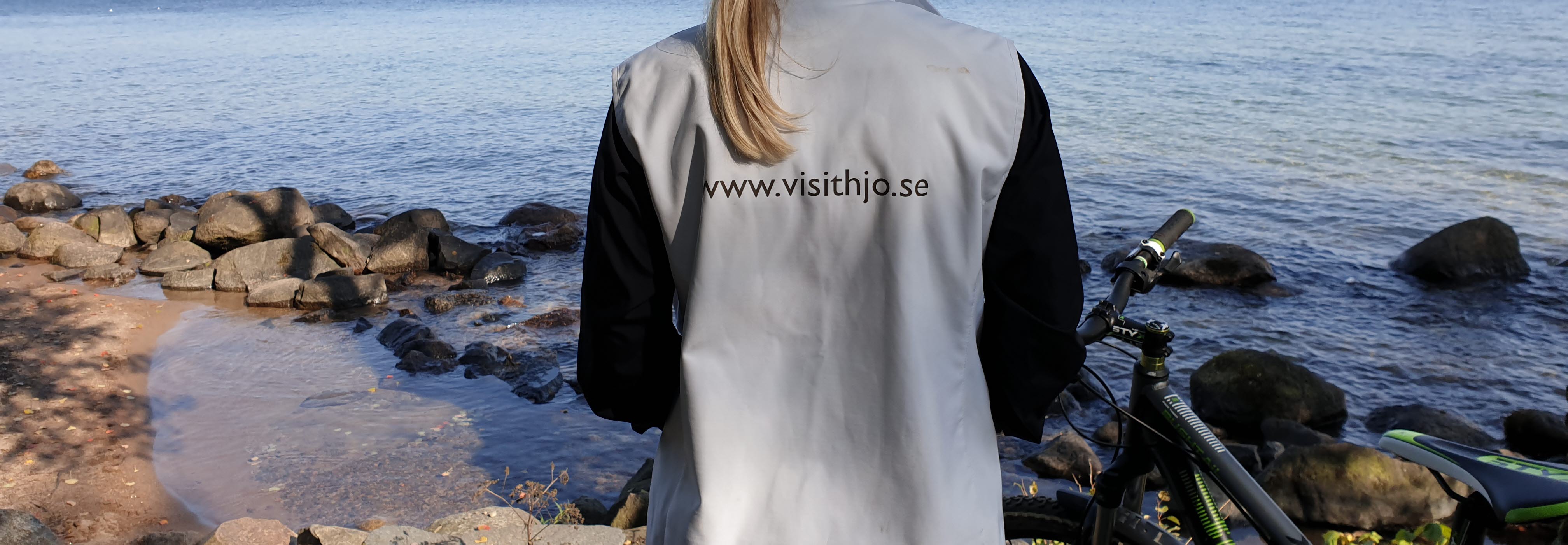 Cyklist med utsikt över Vättern.