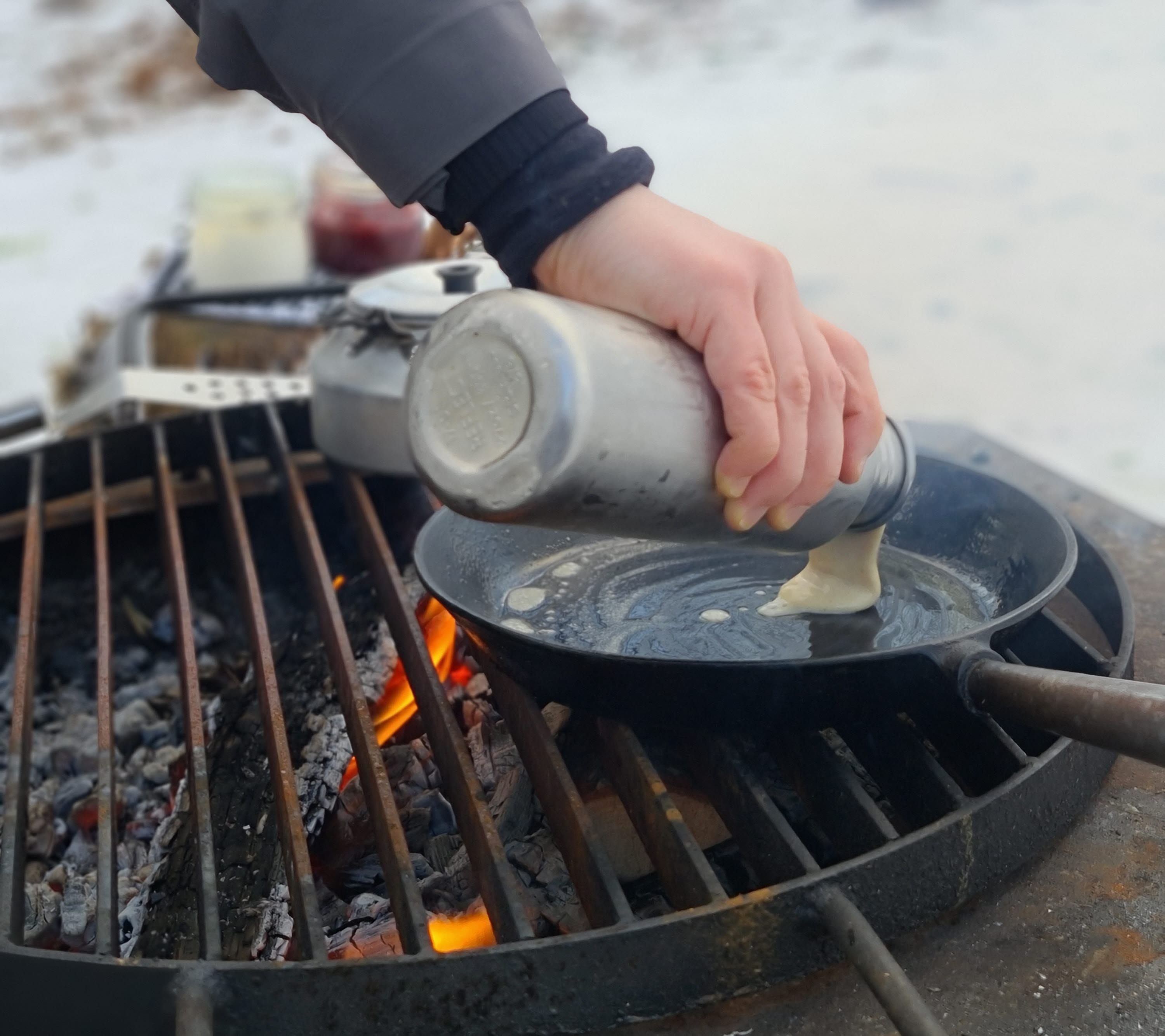 Matlagning över eldstad utomhus. 