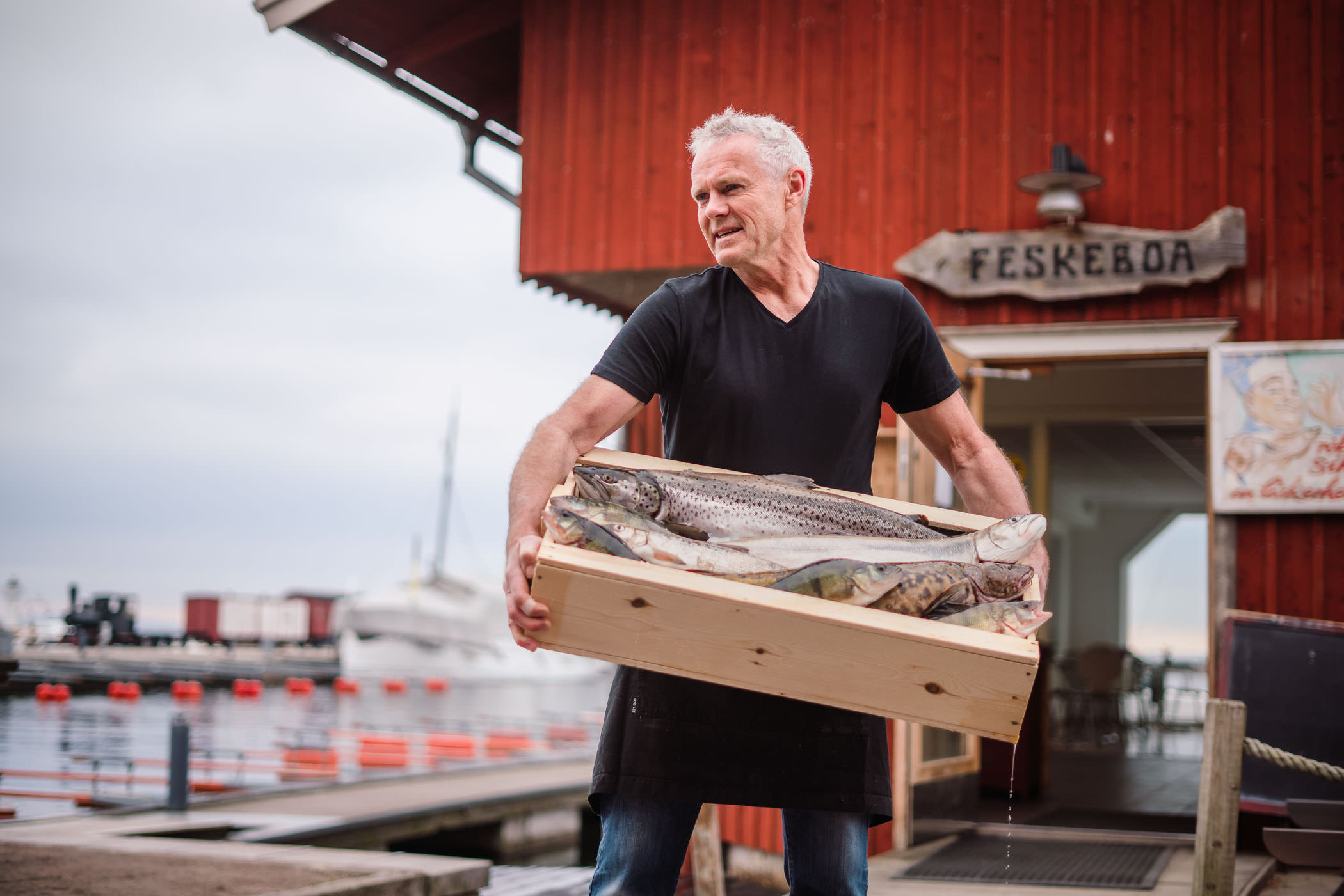 Man utanför Hjo Sik i Hjo. 