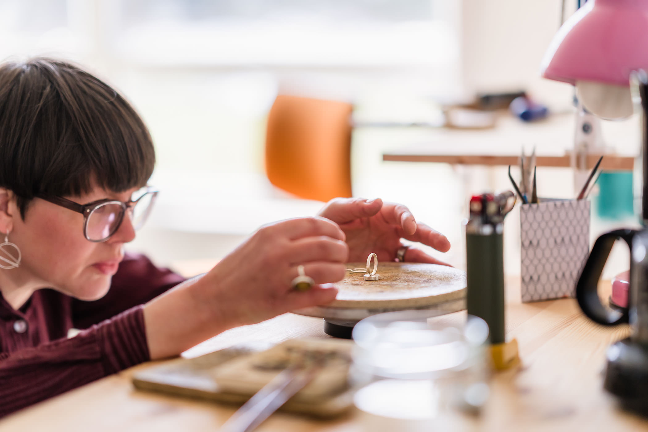 Kvinna i sin silverstudio. 